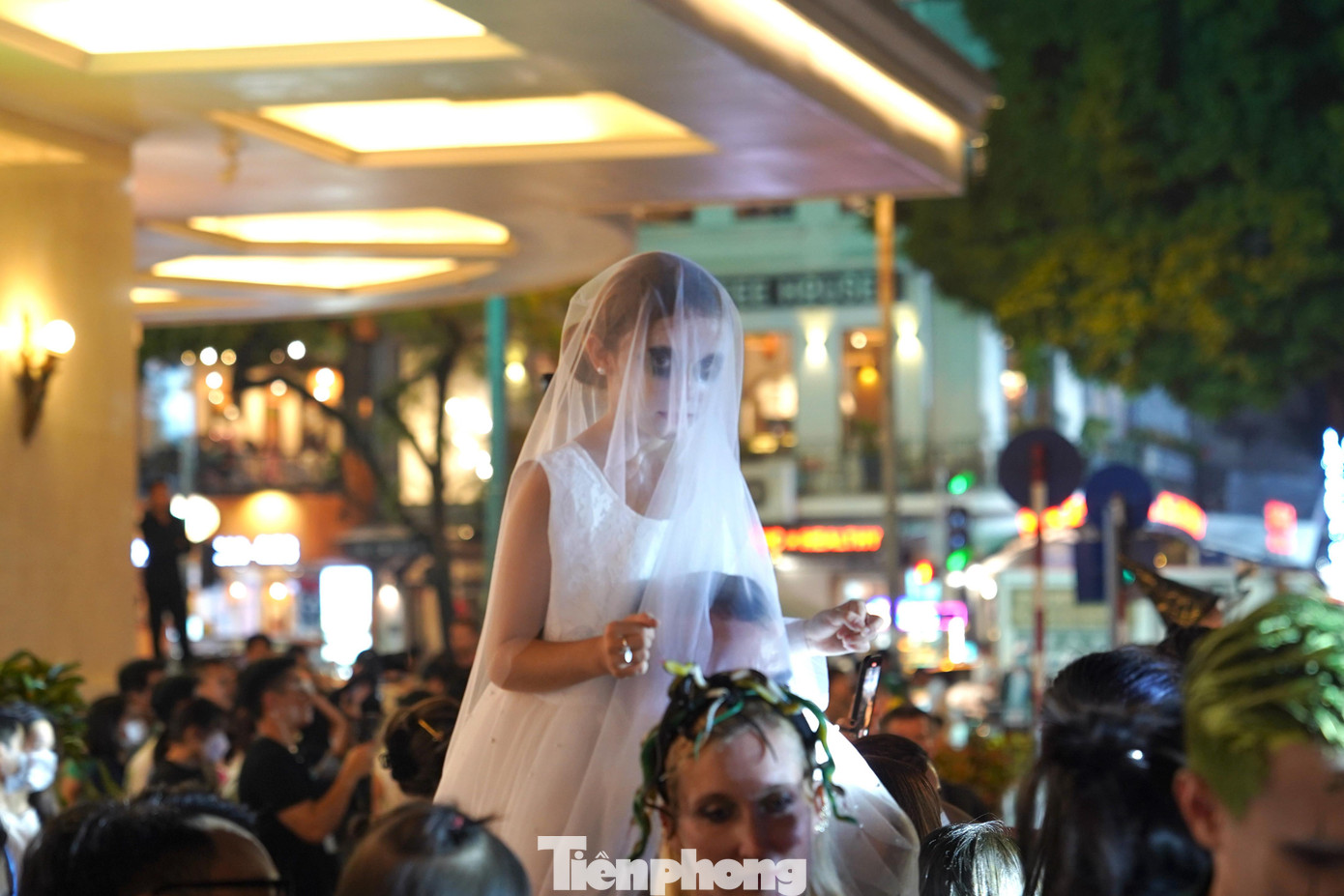 Bạn nữ hóa trang thành nhân vật khiến người khác giật mình.