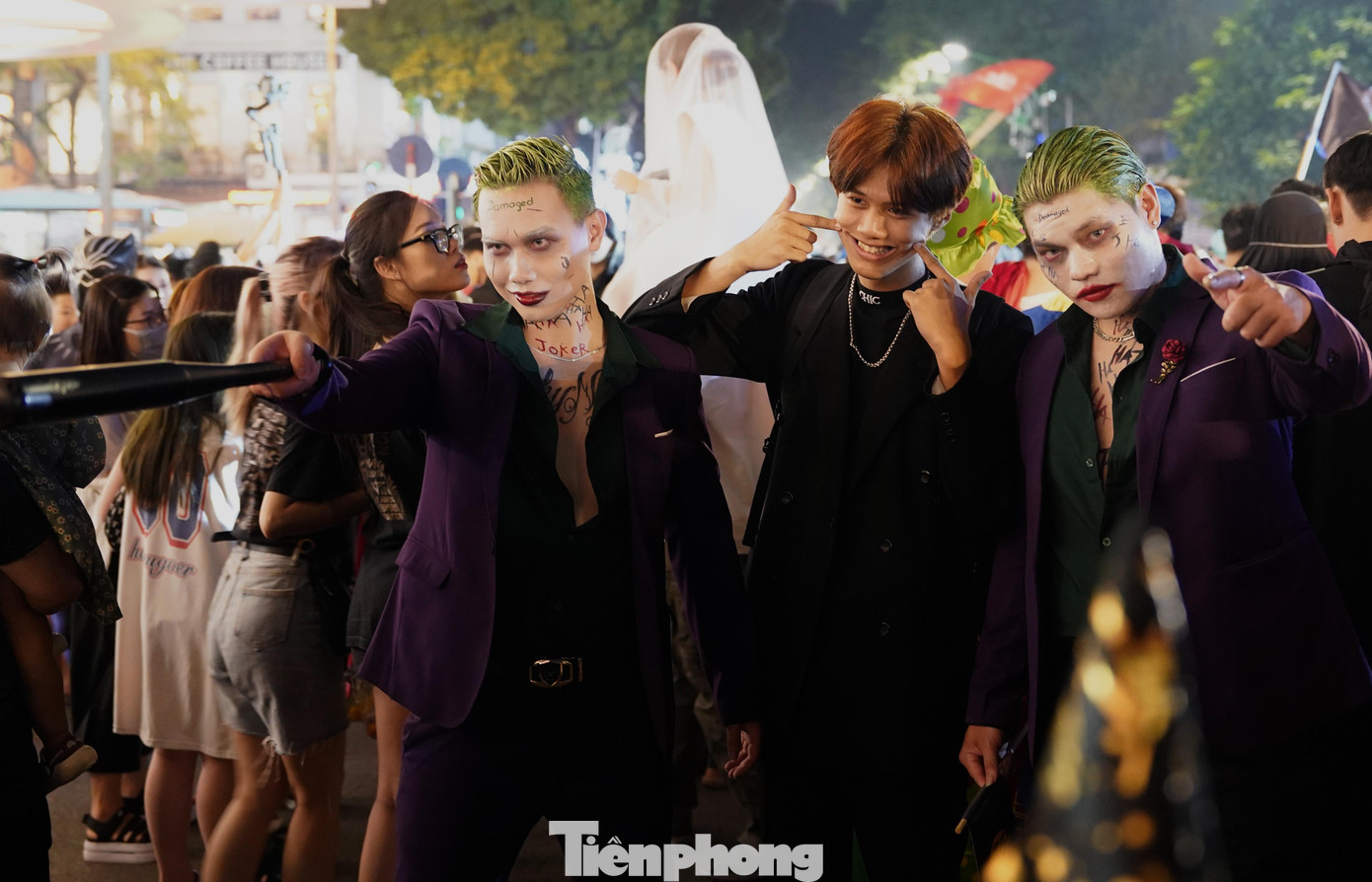 Bạn trẻ tìm cách hóa trang sao cho "ma mị nhất" trong không khí Halloween tại phố đi bộ Hồ Gươm.
