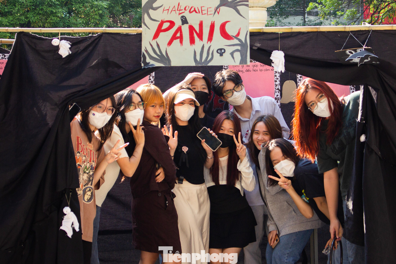 Trong không khí sôi nổi của lễ hội Halloween, sinh viên Khoa Quan hệ quốc tế - Học viện Báo chí và Tuyên truyền cũng có màn "bắt trend" rất riêng đó là tổ chức các trò chơi kinh dị, hóa trang cosplay, check-in bên photobooth ma mị, đầy màu sắc.
