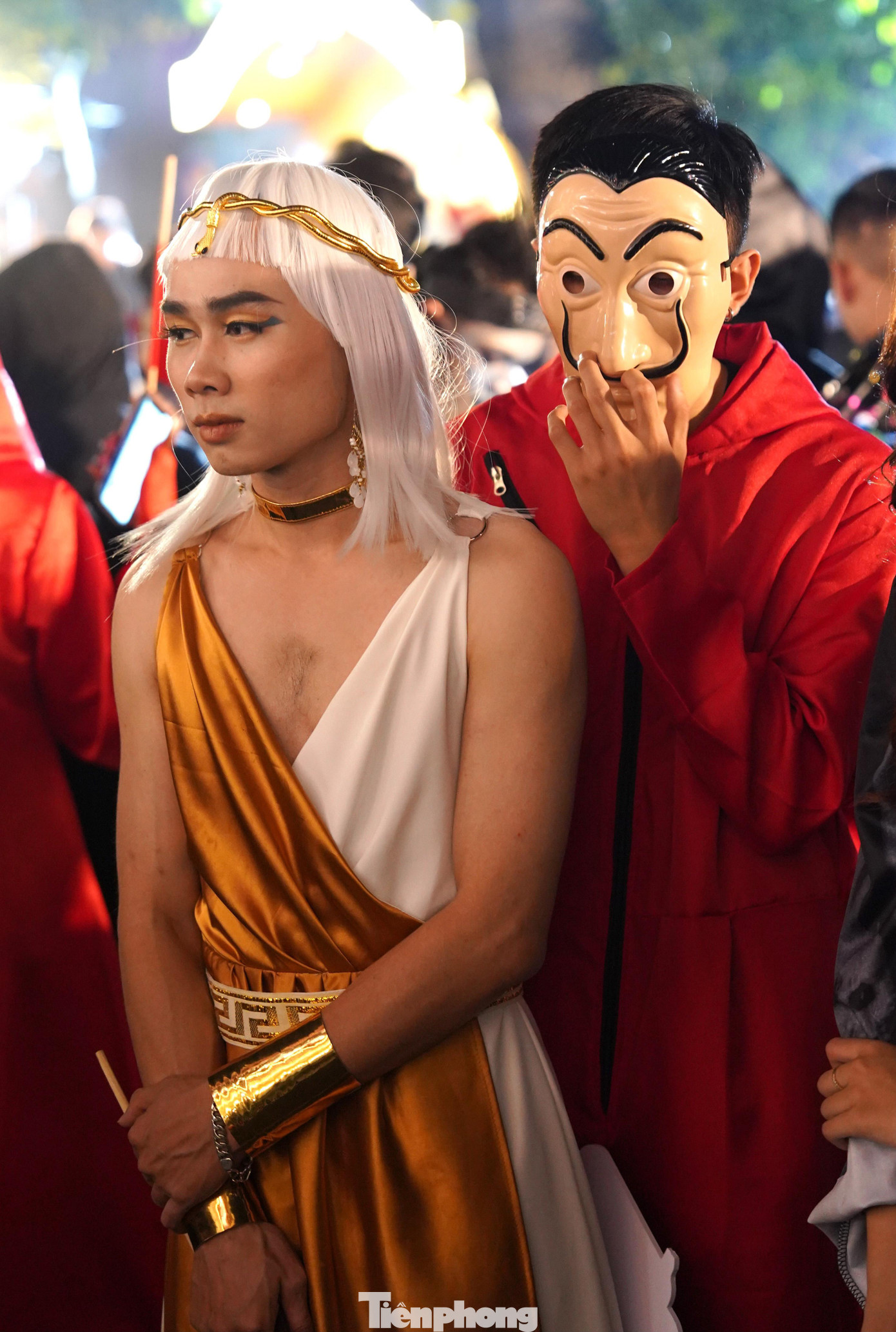 Bạn Trung Quân (SN 2000, quê ở Quảng Ninh) cảm thấy choáng ngợp bởi khi đi qua phố Hàng Mã (Hà Nội), "em như bước vào "một thế giới khác", xung quanh toàn đồ trang trí "ma quỷ" được bày bán tràn ngập từ trong ra ngoài vỉa hè".