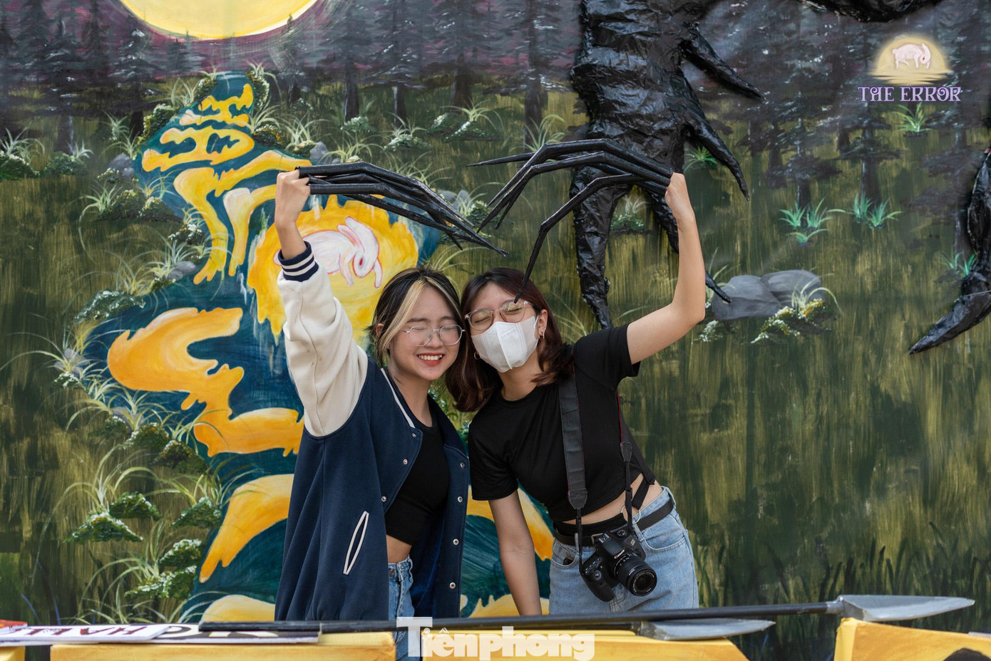 Bạn Nguyễn Minh Ngọc - Phó trưởng ban Mỹ thuật của chương trình Halloween 2022 cho biết: “Photobooth (buồng chụp ảnh) được chúng mình lấy cảm hứng từ chủ đề “The Error” của Halloween 2022. Đó là hành trình theo đuổi một cách mơ hồ về sự hoàn hảo mà tất cả chúng ta đều chưa từng thấy nó tồn tại, để rồi đánh mất chính bản thân mình. Vậy nên, chúng mình cũng muốn góp phần thể hiện nỗi ám ảnh hoàn hảo thông qua nghệ thuật”.