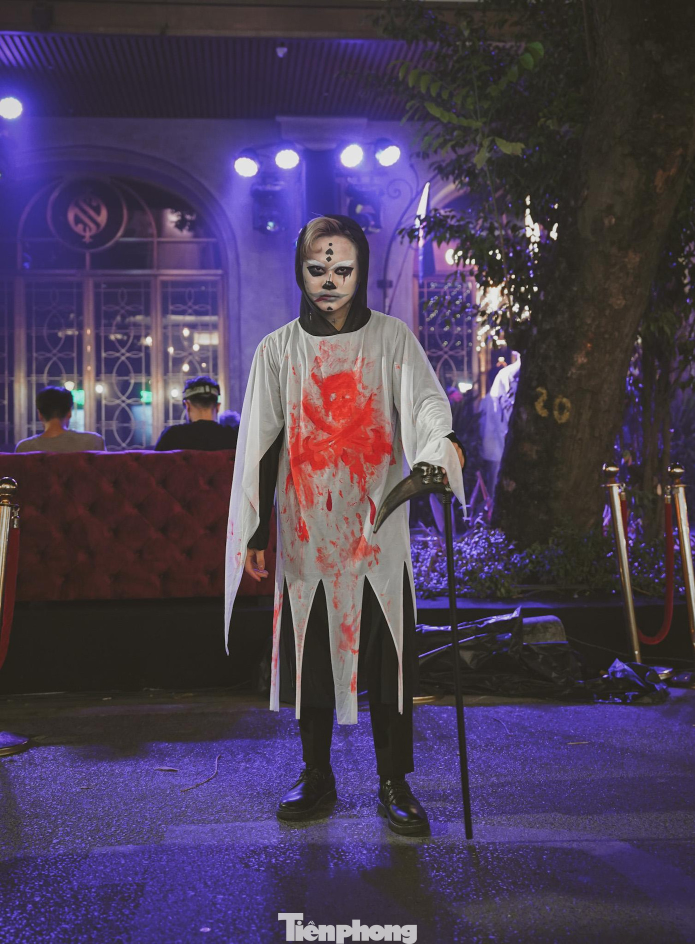 Các hoạt động phổ biến trong lễ hội Halloween là dự tiệc hóa trang, vẽ mặt nạ, đốt lửa, khắc bí ngô các trò đùa cợt, xem phim hoặc kể chuyện kinh dị.