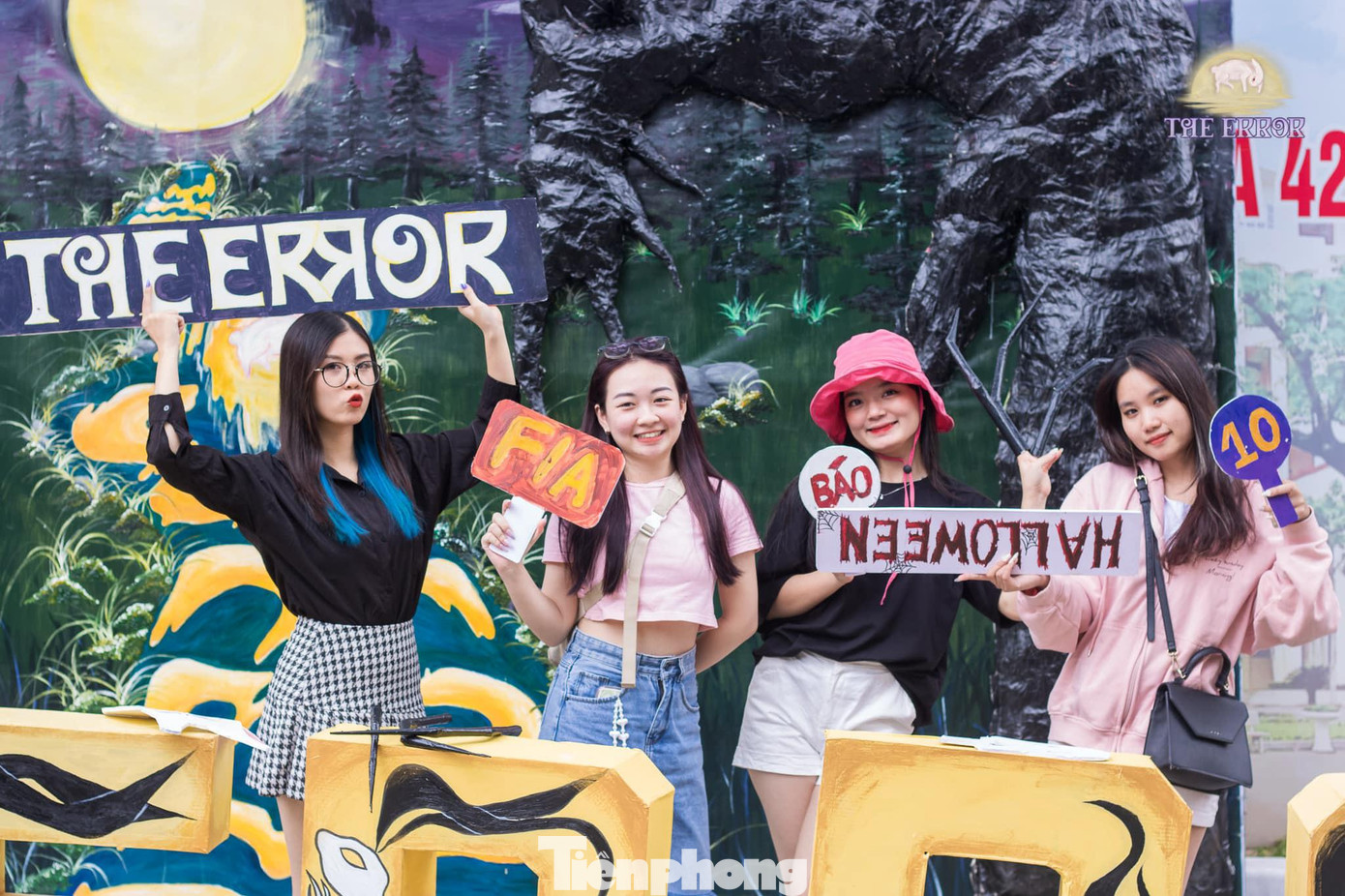 Với nhiều bạn nữ, cách hưởng ứng không khí Halloween "dịu dàng" nhất là check-in bên photobooth trước thềm đêm đại nhạc hội Halloween 2022: The Error.