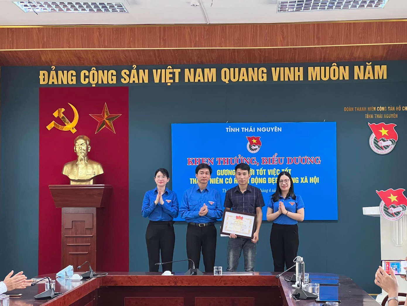 Tỉnh đoàn Thái Nguyên tặng bằng khen cho chàng trai Chu Quang Sao với hành động đẹp lan tỏa trong cộng đồng. Tỉnh đoàn Thái Nguyên tặng bằng khen cho chàng trai Chu Quang Sao với hành động đẹp lan tỏa trong cộng đồng.