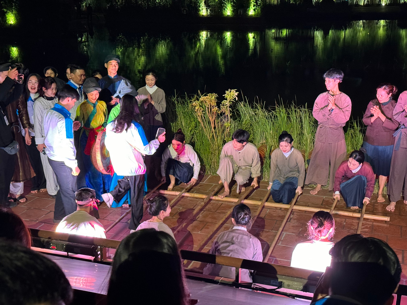 Sinh viên tham gia giao lưu nhảy sạp tại chương trình.