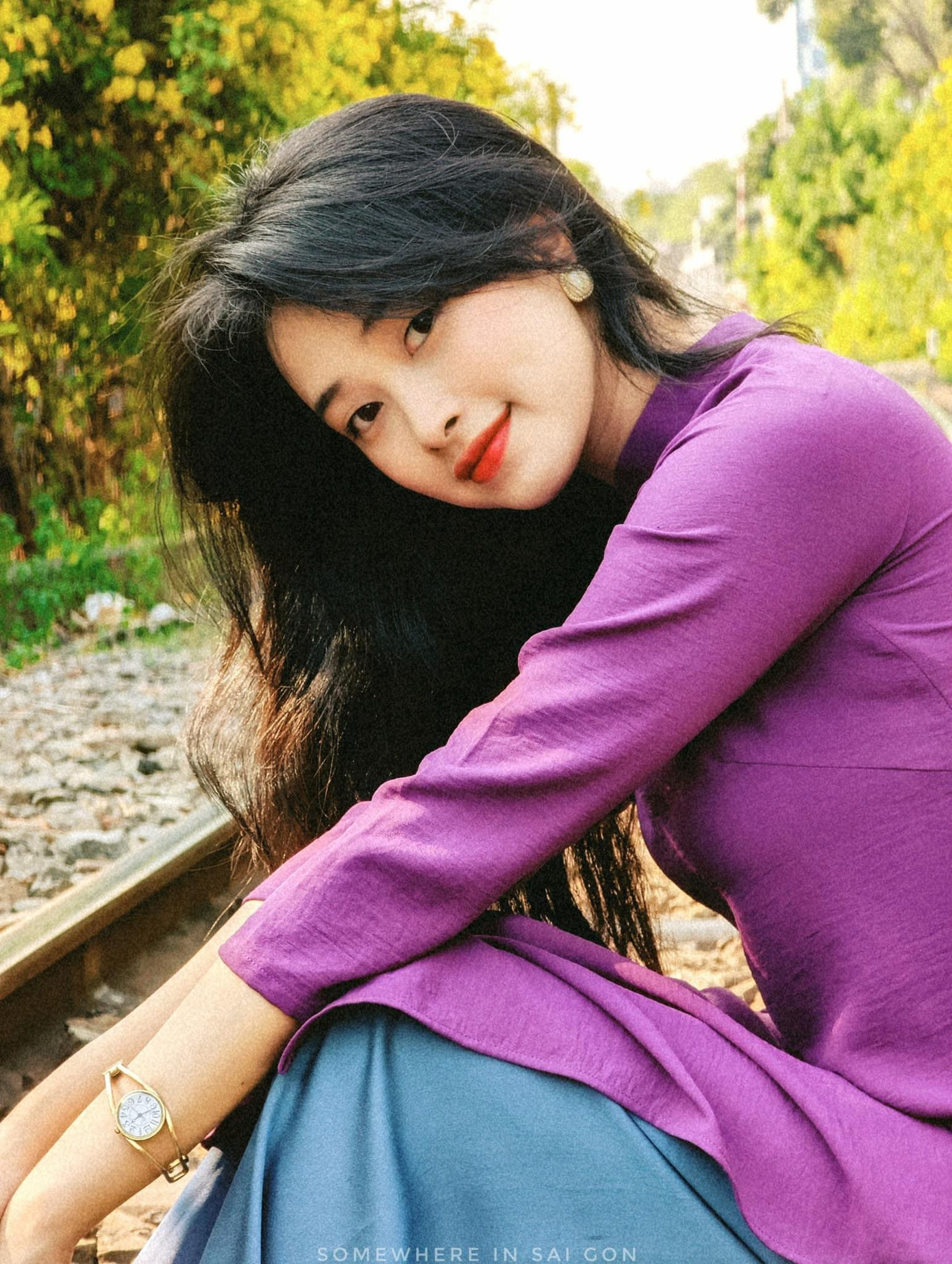 Mai Linh dịu dàng bên phố đường tàu. Ảnh: Phạm Thế Hiển.