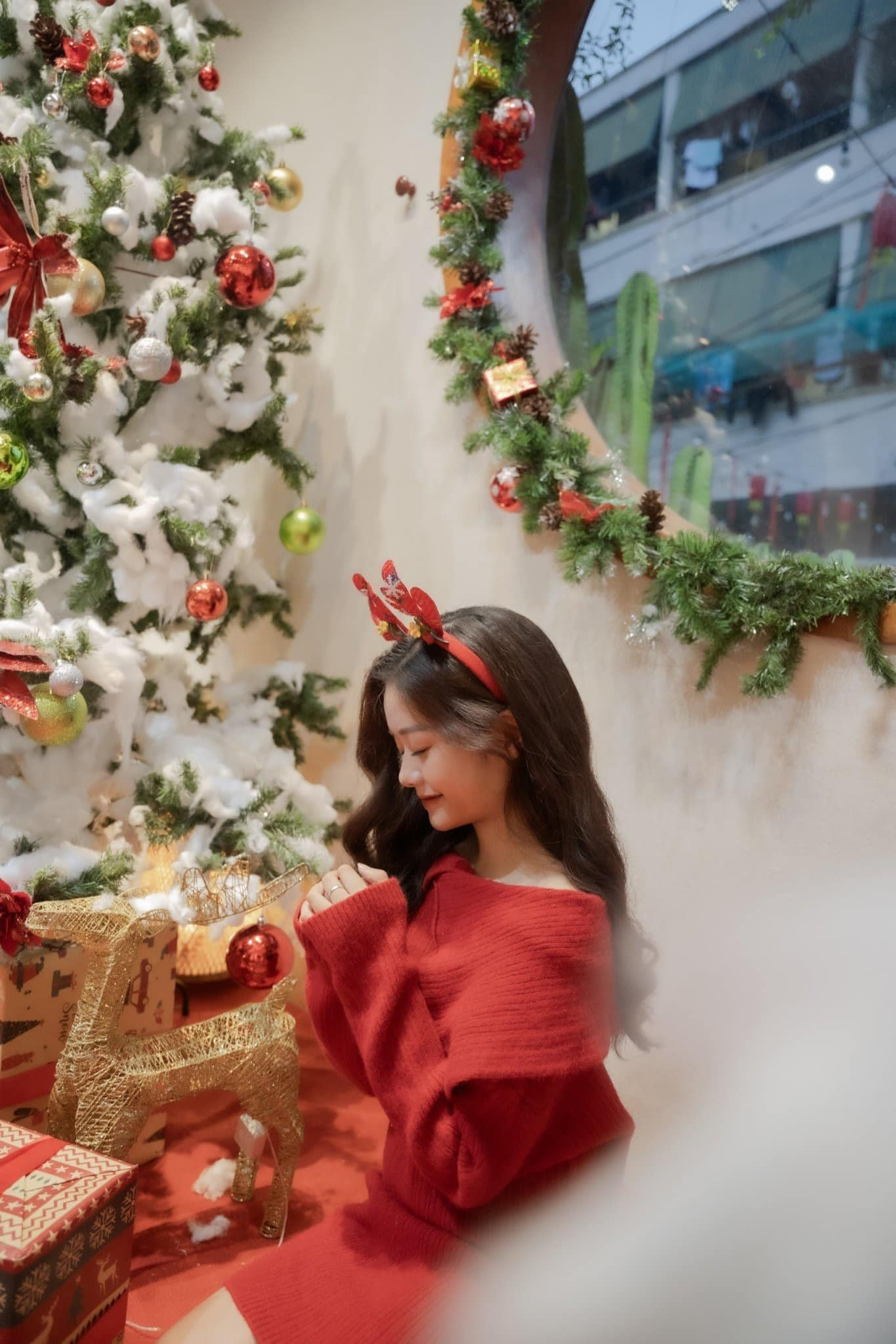 Các bạn trẻ thỏa sức "lên đồ" với muôn kiểu tạo dáng chụp ảnh tại nhiều không gian quán cà phê được decor đẹp mắt, là địa điểm được nhiều "bóng hồng" đua nhau đến check in. Các bạn trẻ thỏa sức "lên đồ" với muôn kiểu tạo dáng chụp ảnh tại nhiều không gian quán cà phê được decor đẹp mắt, là địa điểm được nhiều "bóng hồng" đua nhau đến check in.