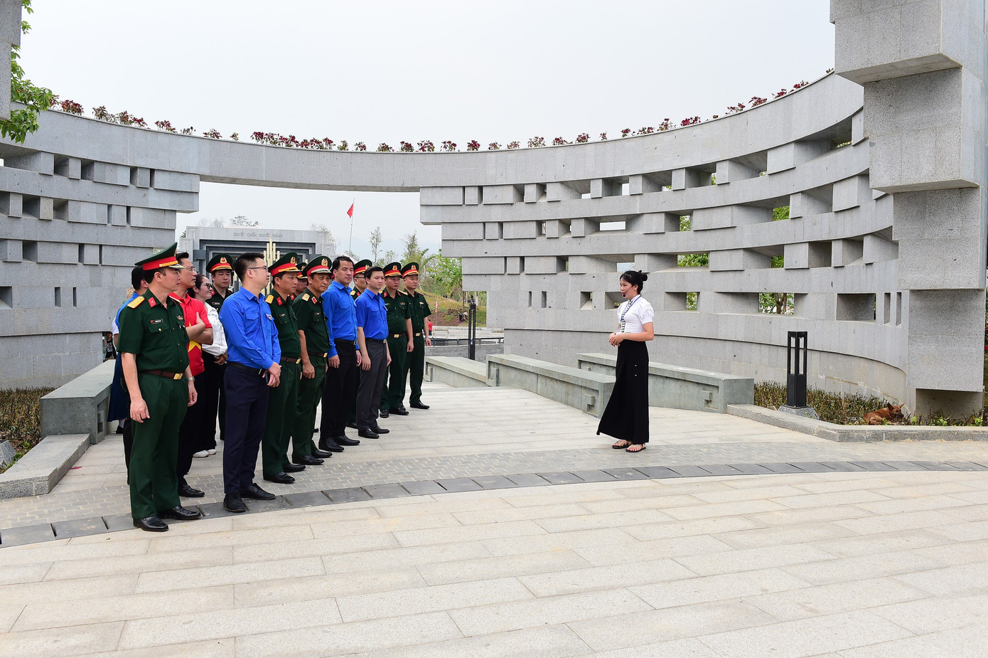 Đoàn công tác tham quan, nghe giới thiệu về kiến trúc độc đáo của Đền thờ liệt sĩ tại Chiến trường Điện Biên Phủ. Ảnh: Xuân Tùng