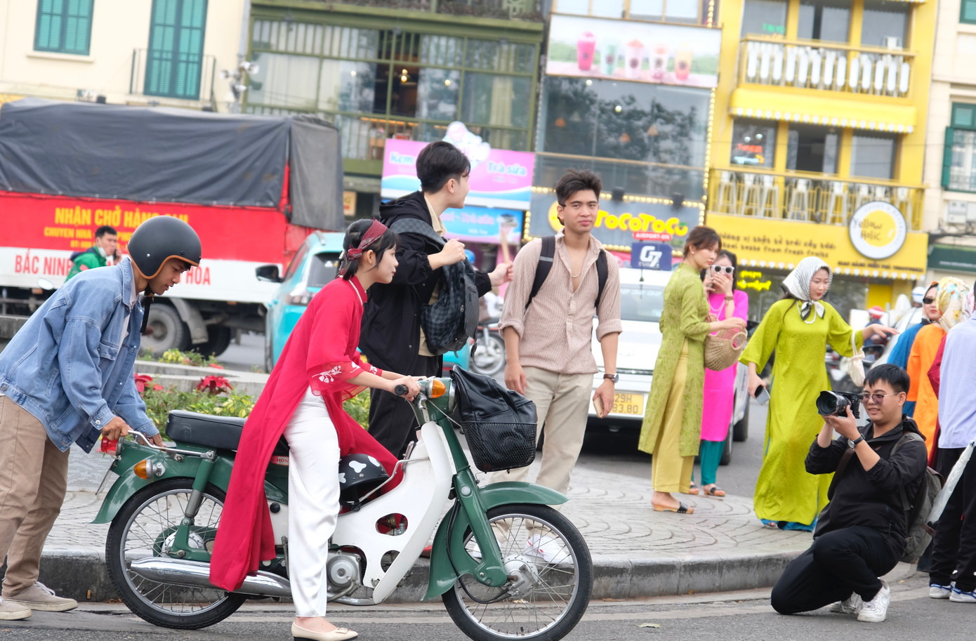 Chụp ảnh theo phong cách thập niên 90 cũng là lựa chọn của nhiều bạn trẻ yêu thích sự hoài cổ. Ảnh: Diệu Nhi