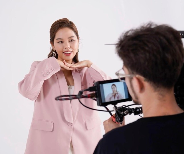 Bạn Nguyễn Hồng Nhung sáng tạo nội dung thông qua kênh hình.