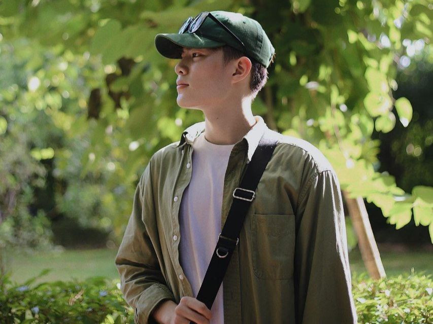 Phạm Quang Trung quyết định tặng hoa cho những người phụ nữ mình không quen biết. - Ảnh: NVCC