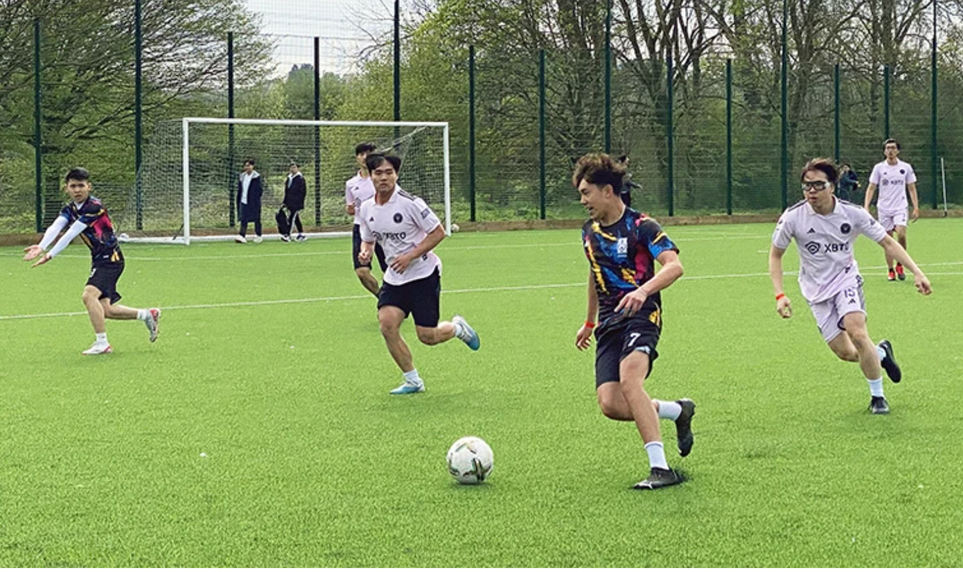 Du học sinh Việt sôi nổi tham gia thi đấu.