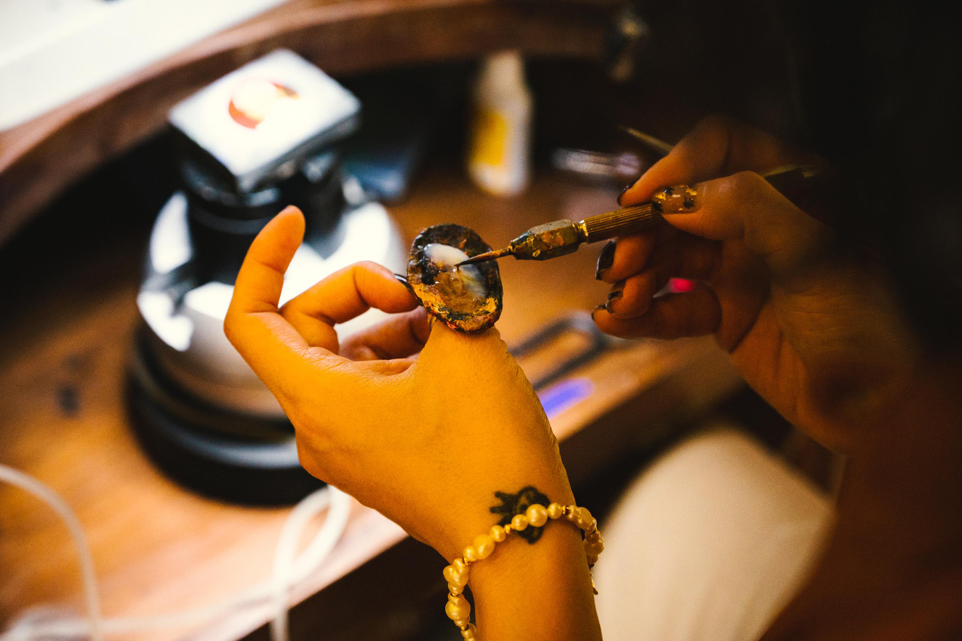 Không lâu sau khi theo đuổi “thú vui lạ” này, nữ họa sĩ bất ngờ nhận được sự quan tâm của nhiều người và có những khách hàng đầu tiên. Dần dần, chị vừa nhận vẽ theo yêu cầu của khách, vừa tự sáng tác theo ý tưởng của bản thân.