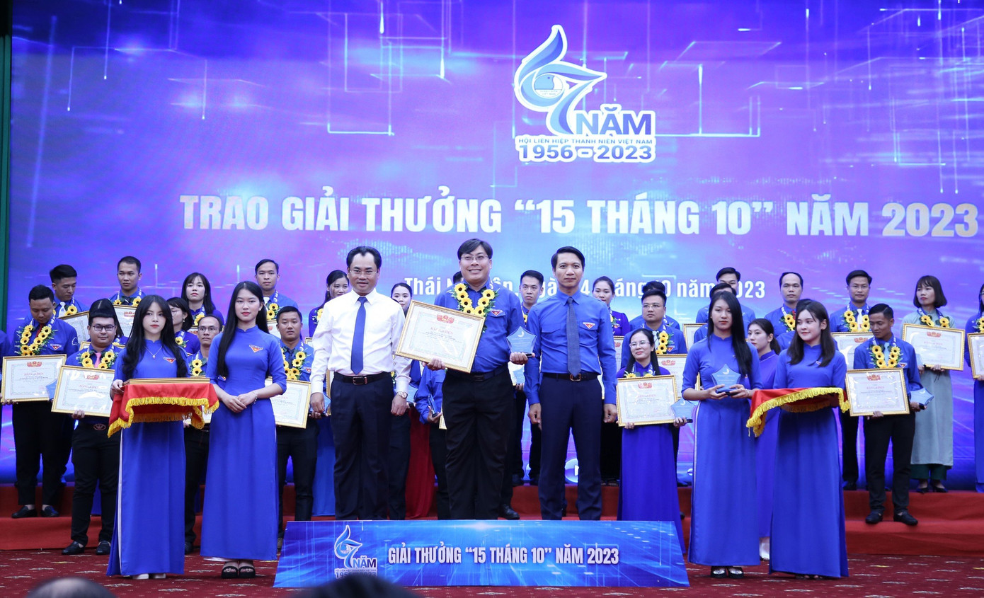 Anh Nguyễn Ngọc Lương, Bí thư thường trực T.Ư Đoàn, Chủ tịch T.Ư Hội LHTN Việt Nam và ông Trịnh Việt Hùng - Chủ tịch UBND tỉnh Thái Nguyên trao bằng khen cho cán bộ Hội nhận Giải thưởng &quot;15 tháng 10&quot;.