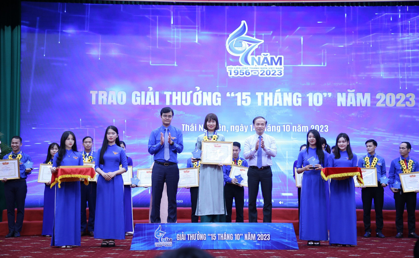 Anh Bùi Quang Huy - Bí thư thứ nhất T.Ư Đoàn và ông Phạm Tất Thắng - Phó Trưởng Ban Thường trực Ban Dân vận T.Ư trao bằng khen cho cán bộ Hội nhận Giải thưởng &quot;15 tháng 10&quot;.