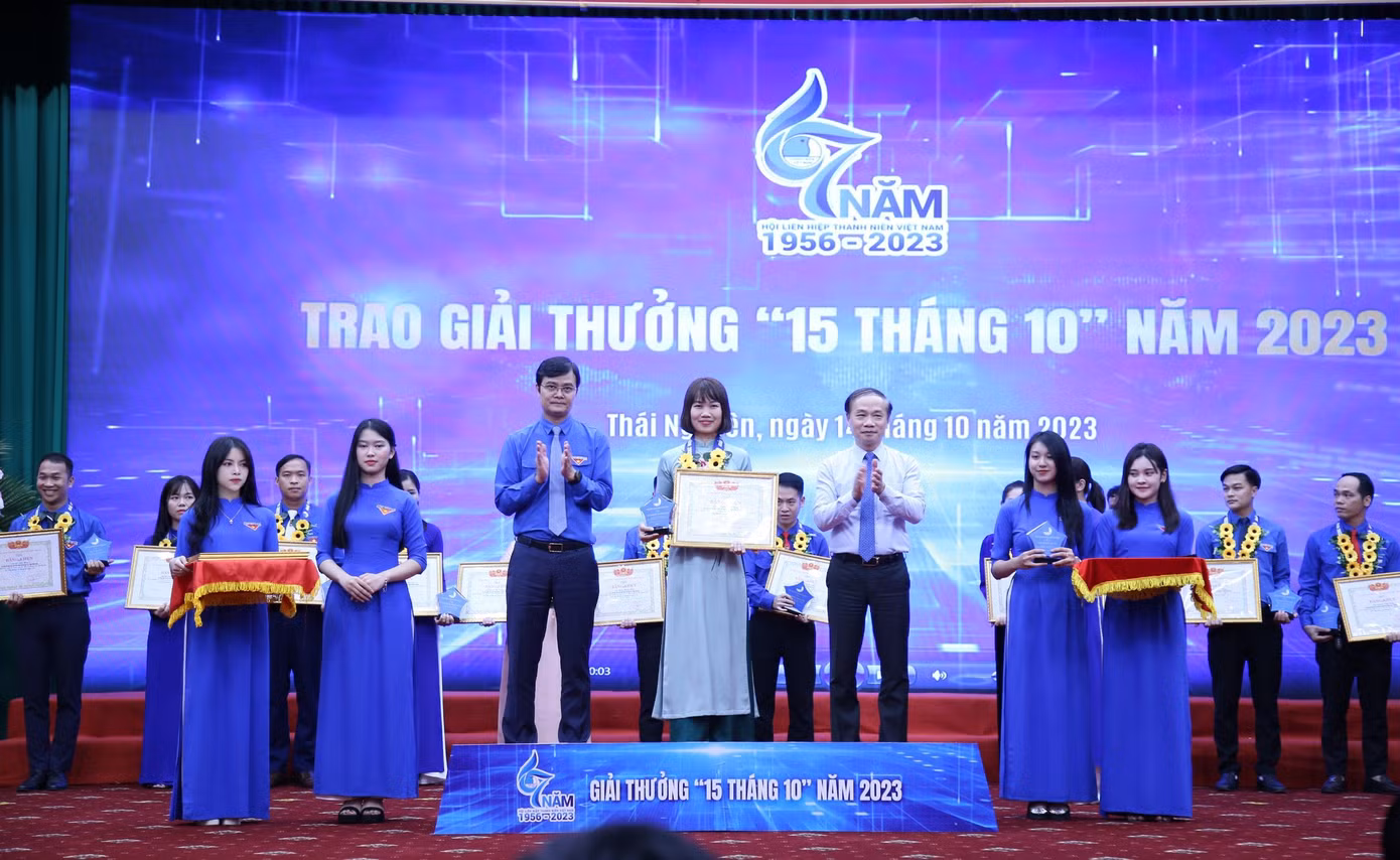 Anh Bùi Quang Huy - Bí thư thứ nhất T.Ư Đoàn và ông Phạm Tất Thắng - Phó Trưởng Ban Thường trực Ban Dân vận T.Ư trao bằng khen cho cán bộ Hội nhận Giải thưởng "15 tháng 10".