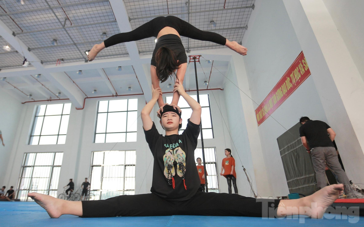 Huệ (15 tuổi, đến từ Quốc Oai) cùng bạn đang thực hiện một động tác kỹ thuật trong bộ môn thăng bằng. "Em phải mất một thời gian dài khổ luyện mới thực hiện được động tác này nhưng mới chỉ ở mức cơ bản. Khi đã xác định theo đuổi ngành này, em gạt qua nỗi sợ, sự khắc nghiệt, hay cả những chấn thương nhẹ để phấn đấu trở thành một diễn viên chuyên nghiệp", nữ học viên nói.