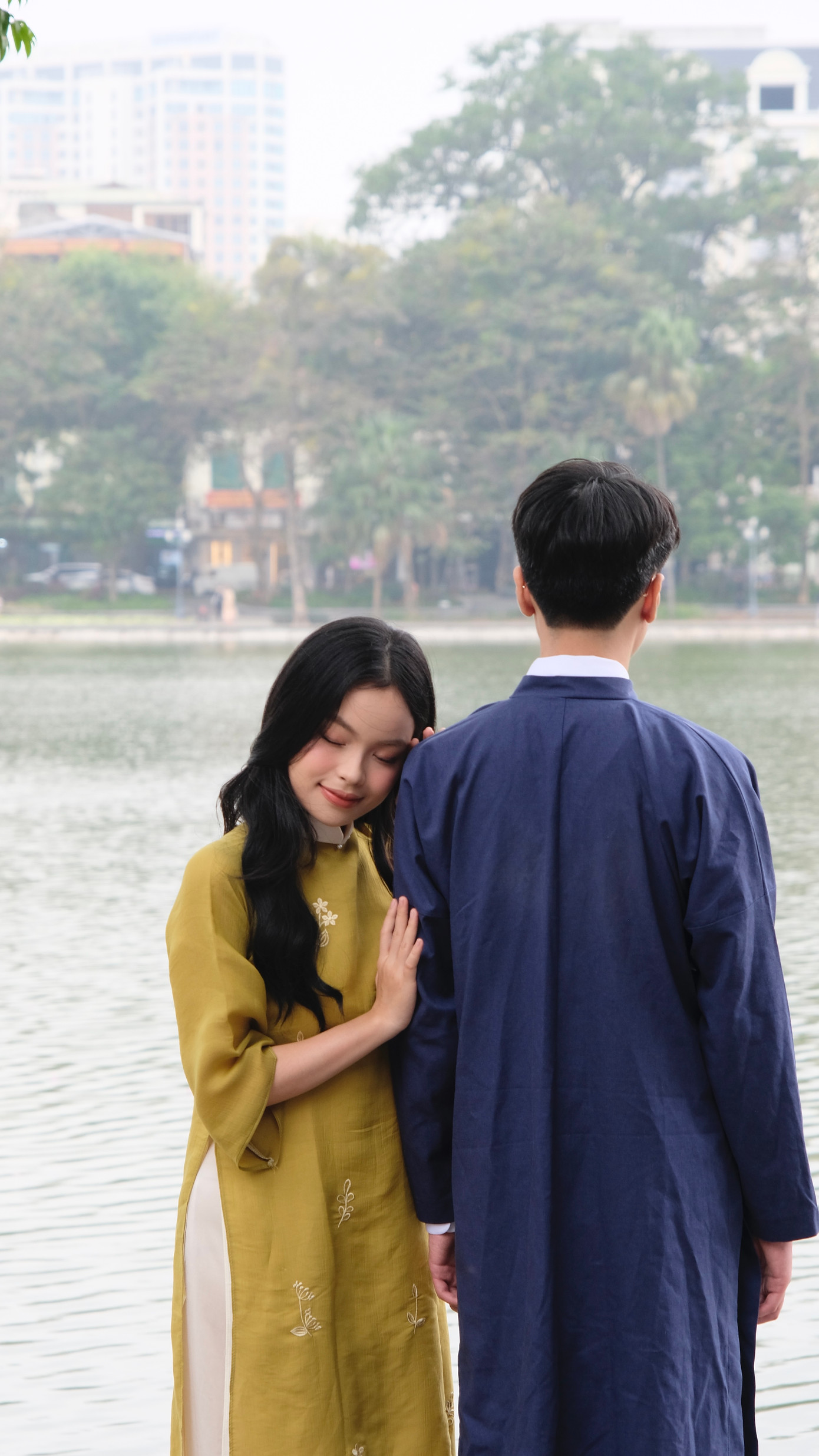 Bùi Phương Uyên (23 tuổi, sống ở Nam Từ Liêm, Hà Nội) rất yêu thích sự hoài niệm, cổ kính nên đã lên kế hoạch chọn áo dài, phong cách trang điểm phù hợp để chụp ảnh đón Tết ở phố đi bộ Hồ Gươm. Ảnh: Diệu Nhi