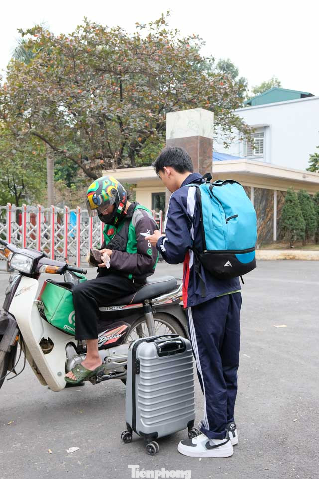 Tại các cổng trường đại học những ngày này đều xuất hiện hình ảnh quen thuộc của sinh viên "tay xách nách mang", hành lý lỉnh kỉnh về quê ăn Tết.