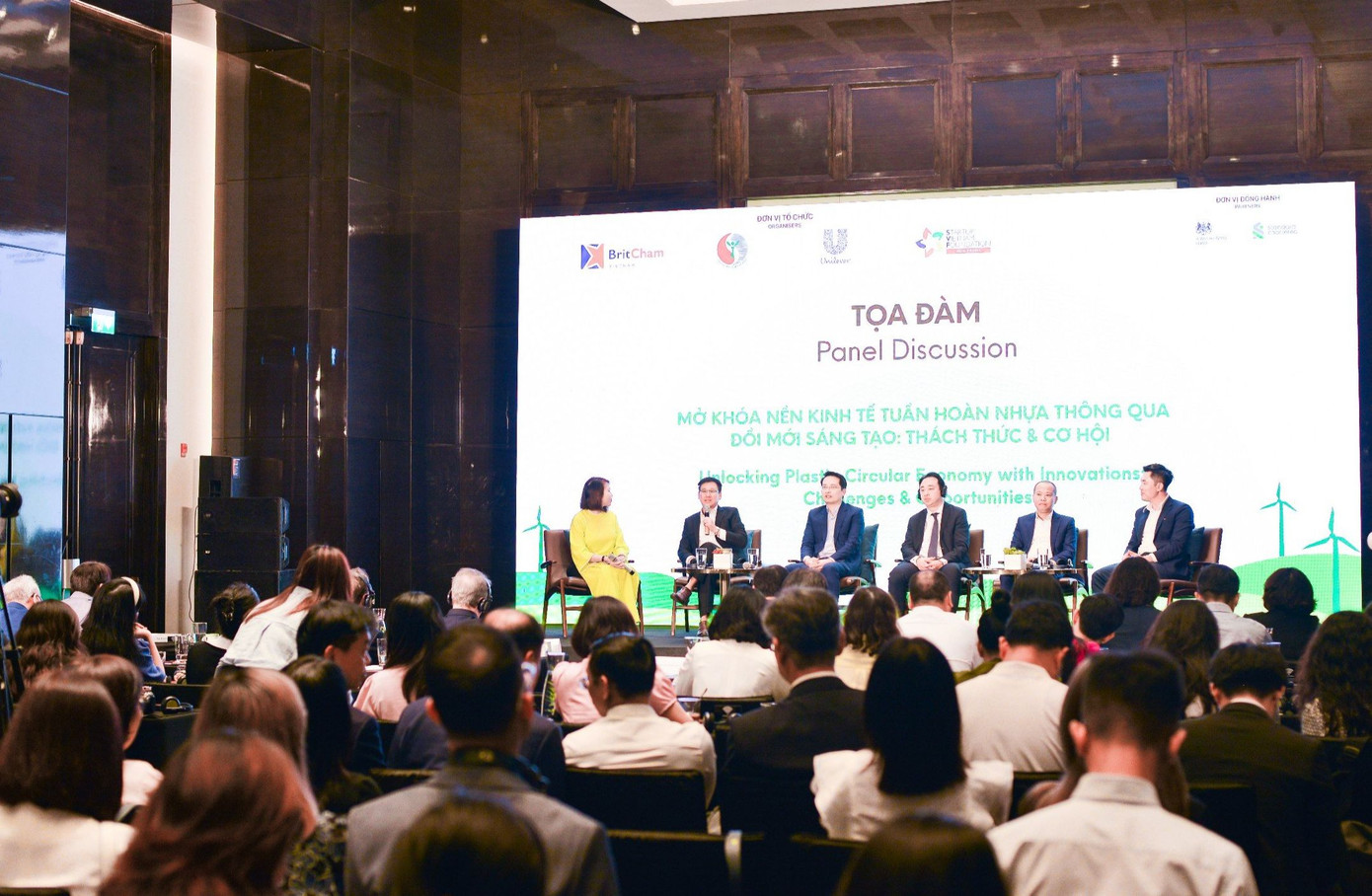 Trong khuôn khổ chương trình phát động đã diễn ra toạ đàm "Mở khoá nền kinh tế tuần hoàn nhựa thông qua đổi mới sáng tạo: Thách thức và cơ hội".