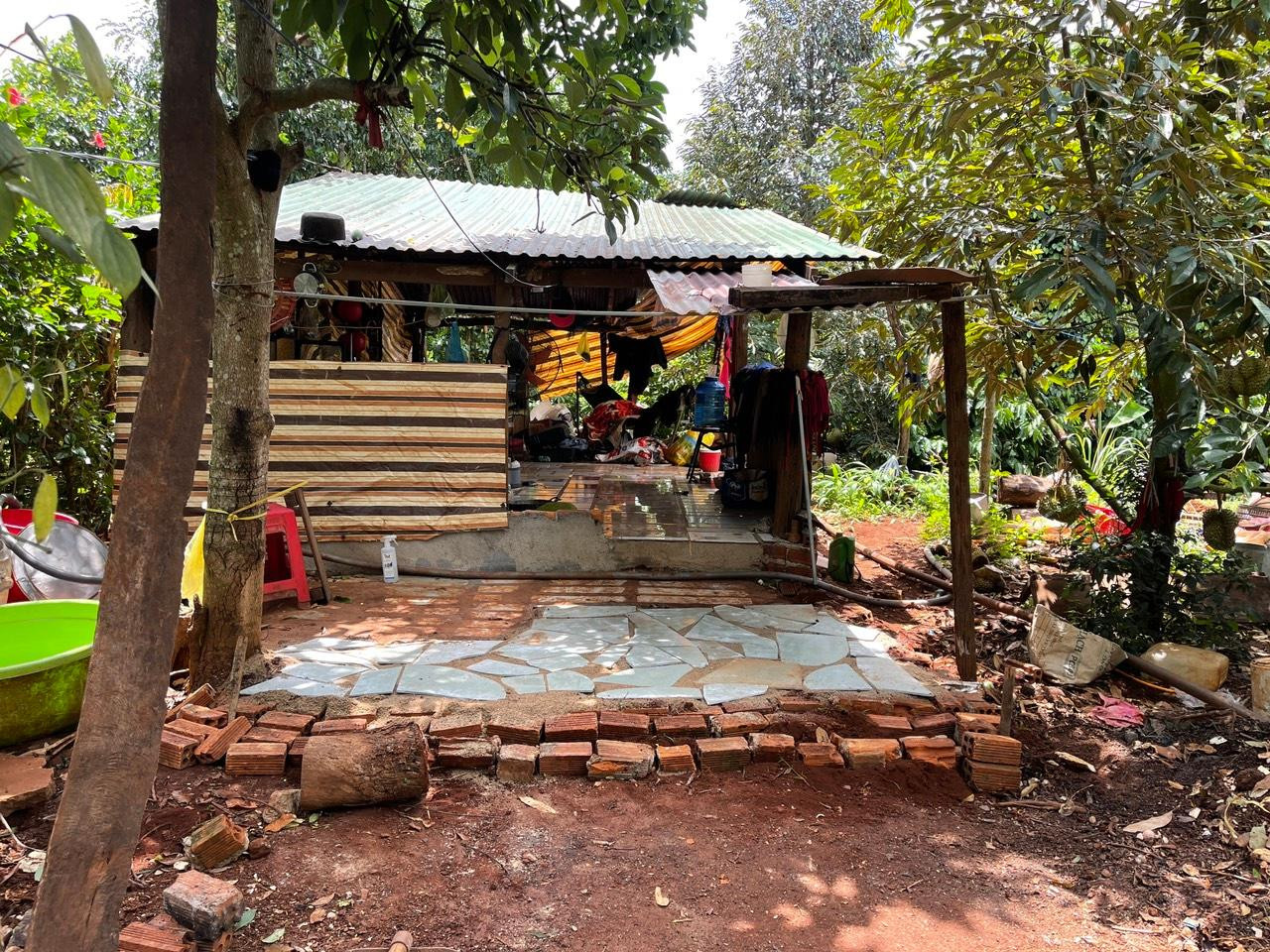 Căn chòi Huy đang ở để cách ly 21 ngày.