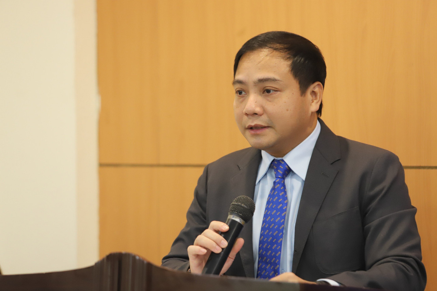 PGS. TS Đào Thanh Trường - Phó Hiệu trưởng trường ĐH Khoa học Xã hội và Nhân văn phát biểu tại toạ đàm.