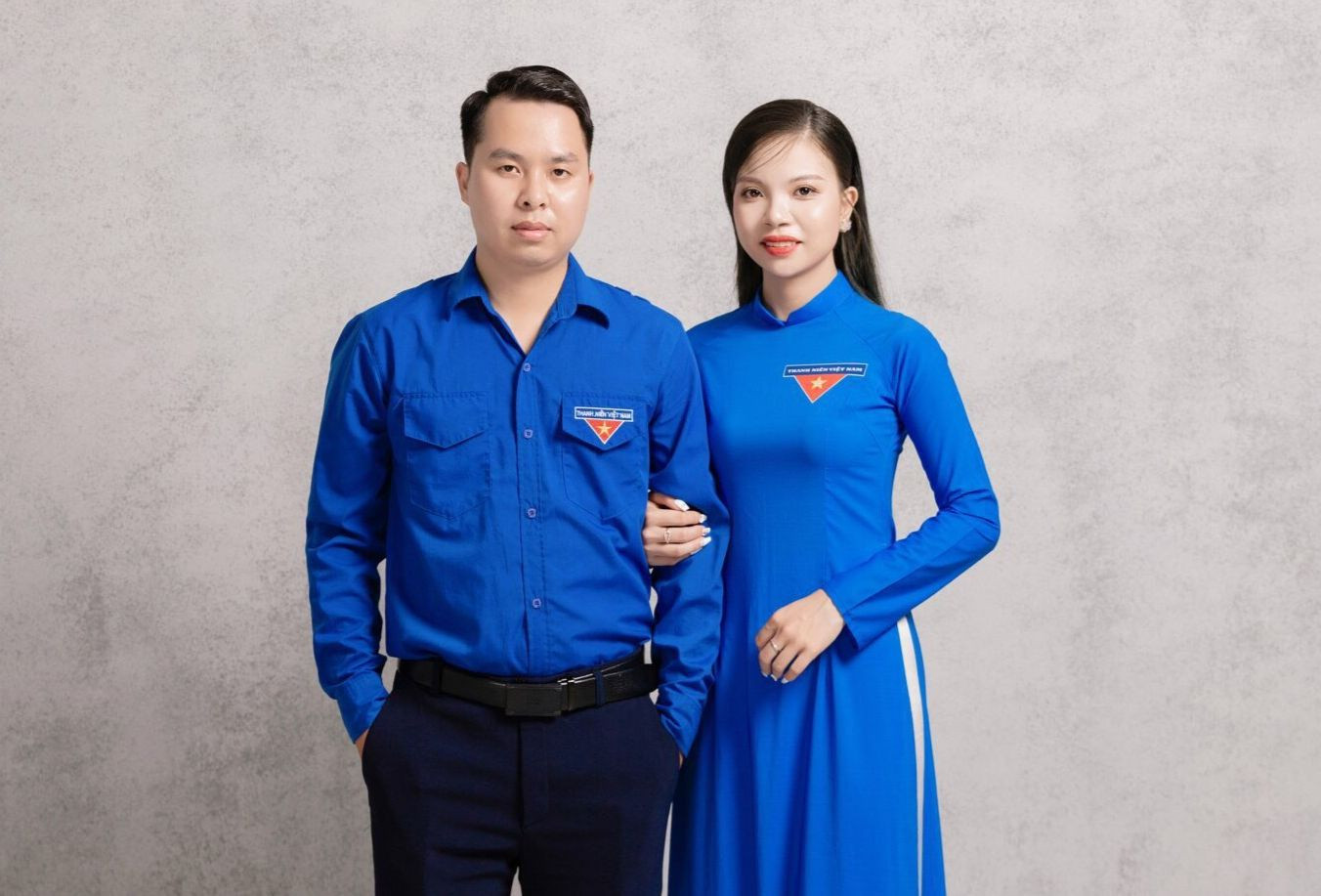 Bộ ảnh cưới thêm phần ý nghĩa khi cô dâu, chú rể cùng mặc trang phục của Đoàn.