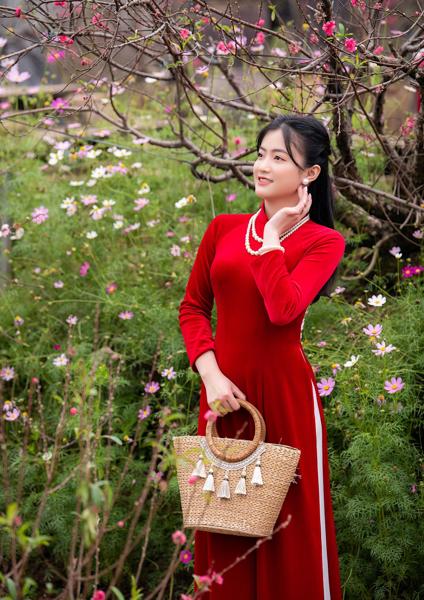 Nhiếp ảnh gia trẻ Đào Minh Đức cho biết: &quot;Mình nhận thấy lượng người đến chụp ảnh ở các vườn hoa năm nay giảm hơn. Khi chụp ảnh, mình cũng đeo khẩu trang và cách xa mẫu, hạn chế tiếp xúc để đảm bảo giãn cách trong thời điểm dịch bệnh căng thẳng.&quot;