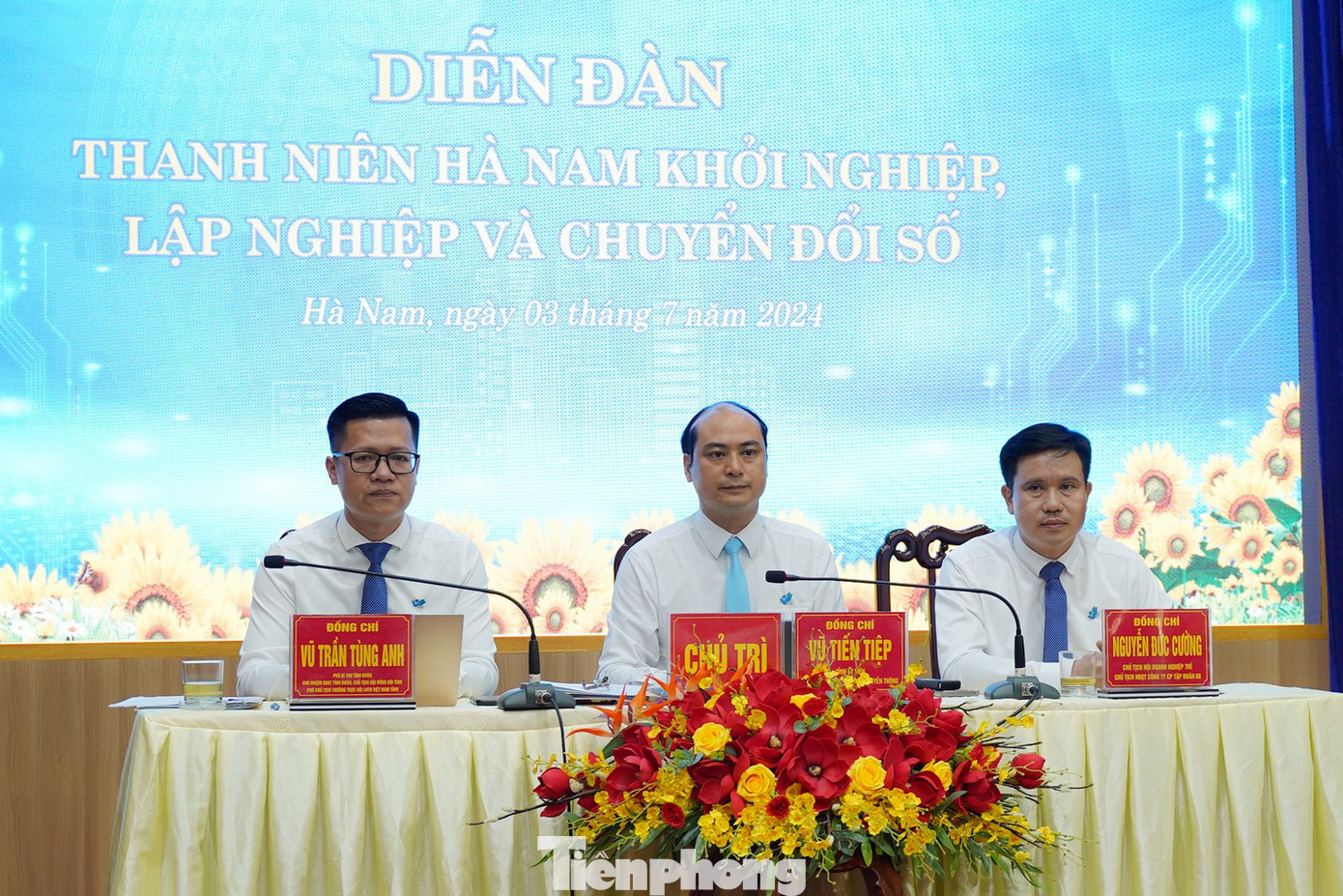 Đại biểu chủ trì diễn đàn "Thanh niên Hà Nam khởi nghiệp, lập nghiệp và chuyển đổi số".