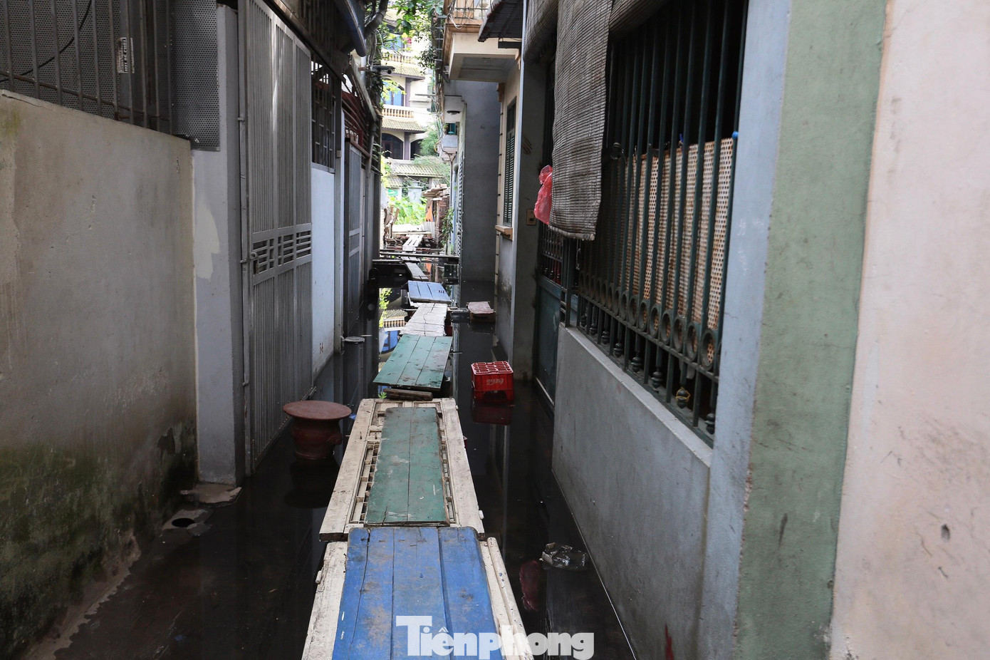 &apos;Cầu khỉ&apos; tại ngõ 91 Âu Cơ, Tứ Liên, Tây Hồ được người dân thiết kế bằng các tấm gỗ, khung sắt bỏ, cánh cửa cũ, ghế...