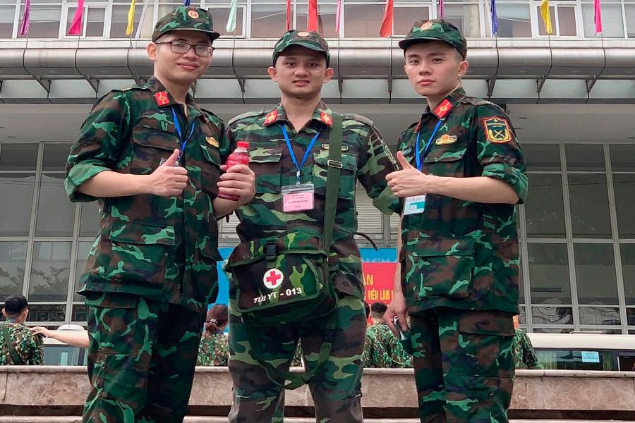 Trần Mạnh Hùng (ngoài cùng bên phải) và đồng đội. Trần Mạnh Hùng (ngoài cùng bên phải) và đồng đội.