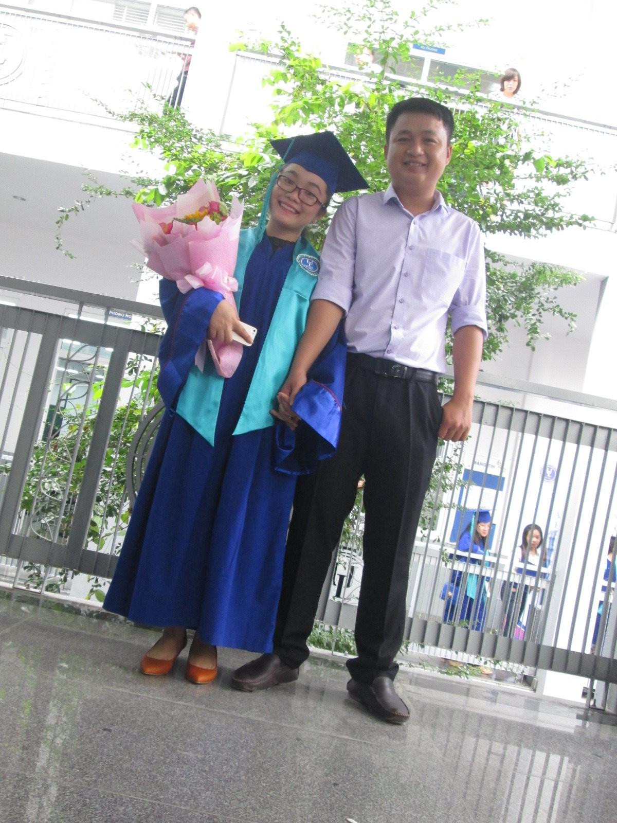 Năm 2016, khi mình tốt nghiệp, mình bắt đầu "tự bơi" mà không còn sự trợ giúp của gia đình. Gánh nặng cơm áo gạo tiền bắt đầu ập tới, những mệt mỏi nơi công sở đã kéo chúng mình sát lại gần nhau hơn. Hai tâm hồn nương tựa vào nhau giữa Sài Gòn rộng lớn.