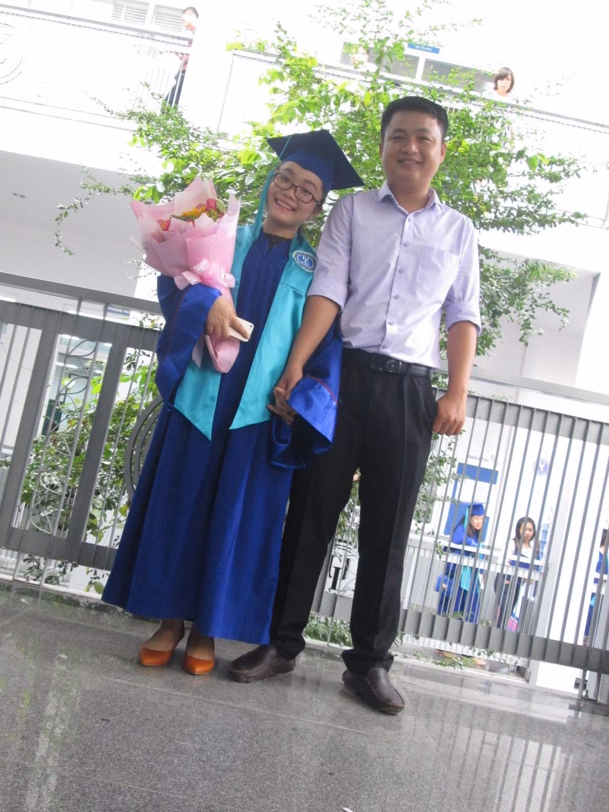 Năm 2016, khi mình tốt nghiệp, mình bắt đầu "tự bơi" mà không còn sự trợ giúp của gia đình. Gánh nặng cơm áo gạo tiền bắt đầu ập tới, những mệt mỏi nơi công sở đã kéo chúng mình sát lại gần nhau hơn. Hai tâm hồn nương tựa vào nhau giữa Sài Gòn rộng lớn.