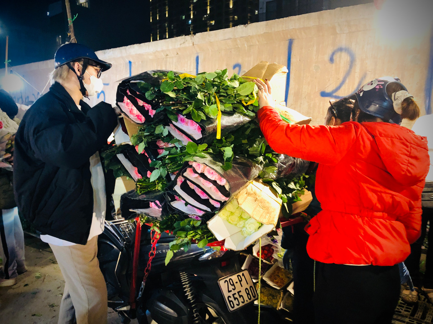 Không khí mua bán sôi động, nhiều loài hoa đẹp, giá cả đa dạng đều xuất hiện tại chợ hoa này. Người tiêu dùng có nhiều sự lựa chọn để dành tặng những người phụ nữ thân yêu của mình. Nhiều bó hoa được bó sẵn tiện lợi cho khách hàng lựa chọn, giá từ 300.000 đồng đến 600.000 đồng.