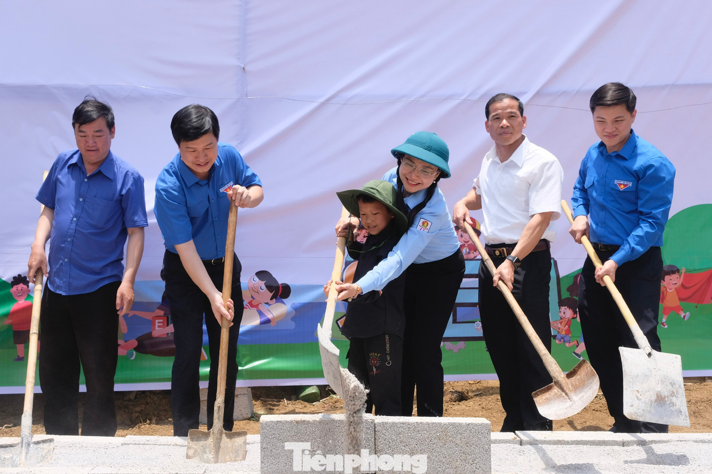 T.Ư Đoàn khởi công xây dựng ngôi nhà Khăn quàng đỏ cho em Vừ Mí Pó. Ảnh: Châu Linh T.Ư Đoàn khởi công xây dựng ngôi nhà Khăn quàng đỏ cho em Vừ Mí Pó. Ảnh: Châu Linh