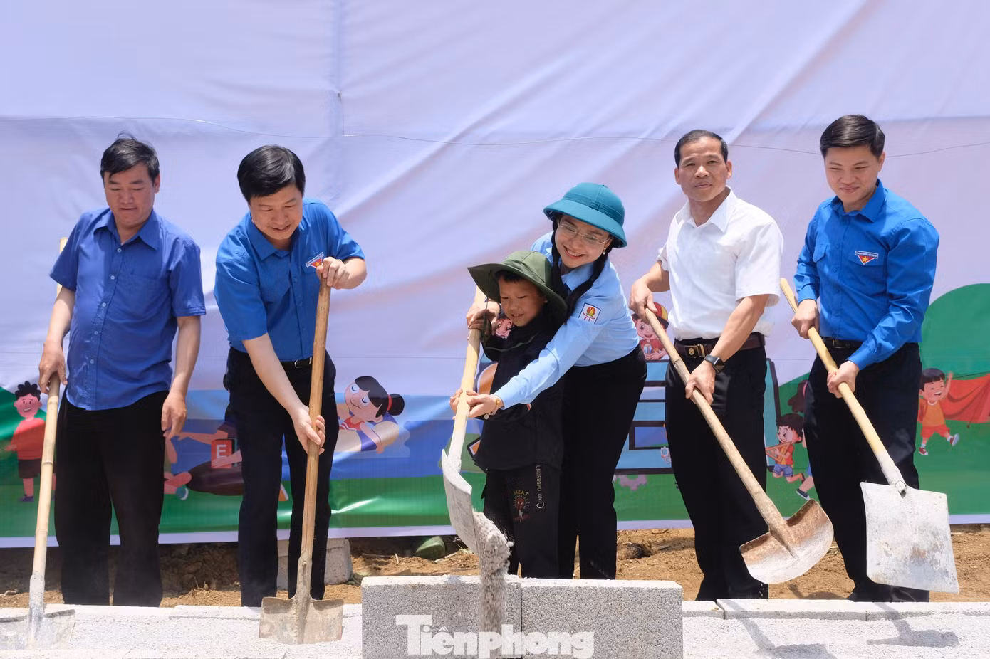 T.Ư Đoàn khởi công xây dựng ngôi nhà Khăn quàng đỏ cho em Vừ Mí Pó. Ảnh: Châu Linh