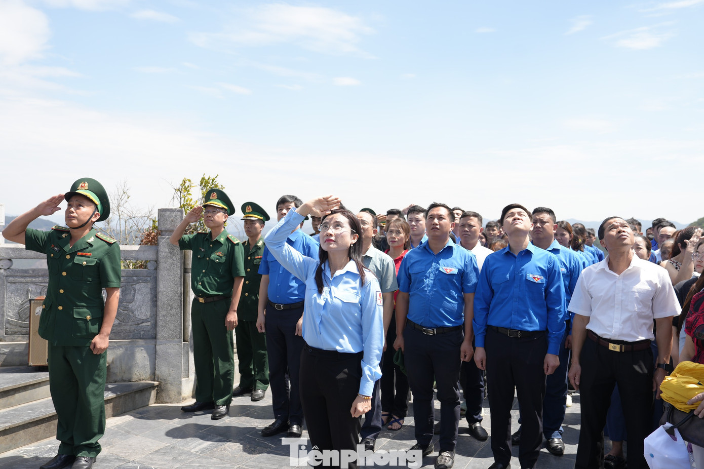 Nghi lễ chào cờ tại Cột cờ Lũng Cú diễn ra trang nghiêm. Ảnh: Châu Linh Nghi lễ chào cờ tại Cột cờ Lũng Cú diễn ra trang nghiêm. Ảnh: Châu Linh