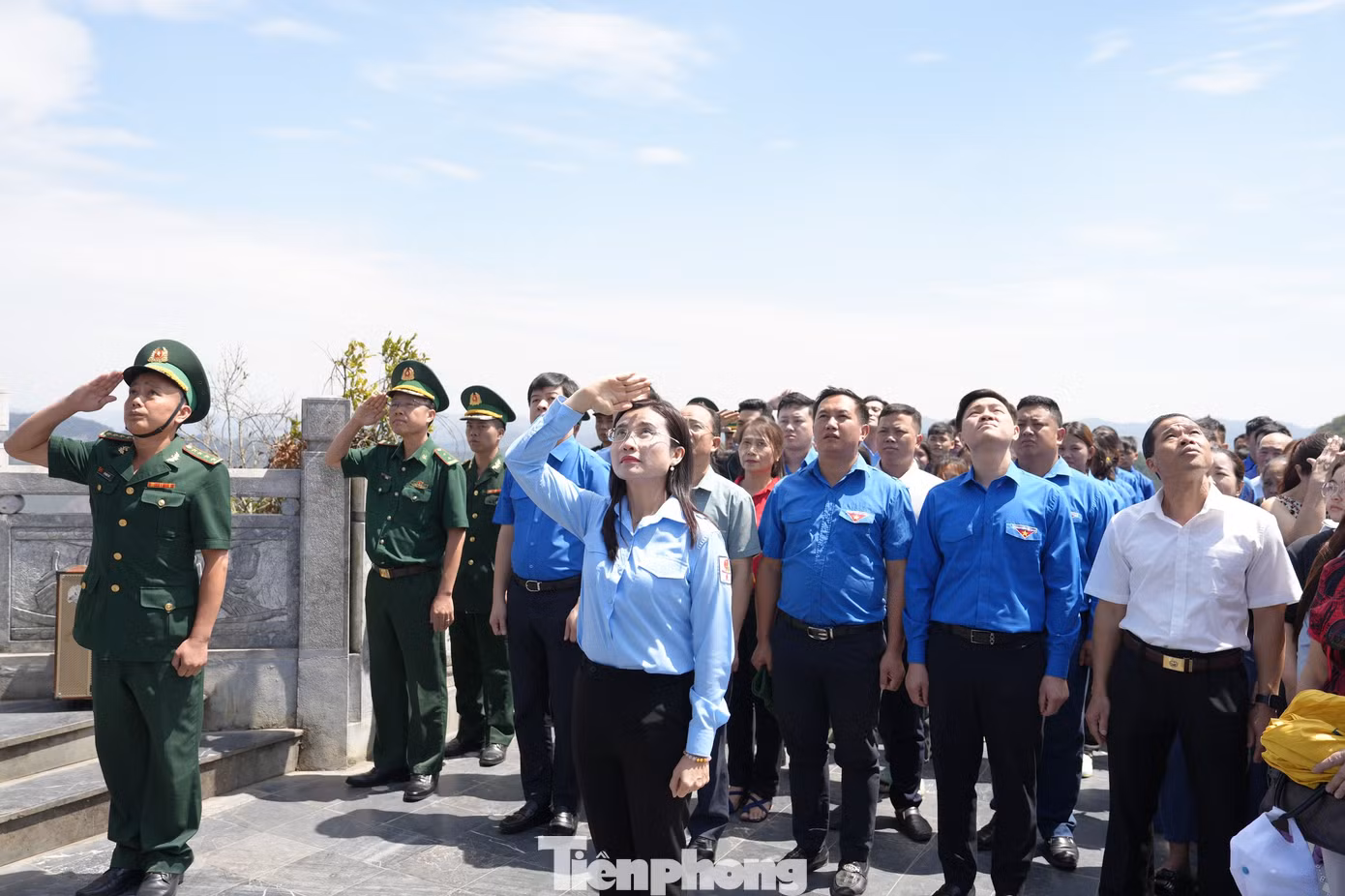 Nghi lễ chào cờ tại Cột cờ Lũng Cú diễn ra trang nghiêm. Ảnh: Châu Linh
