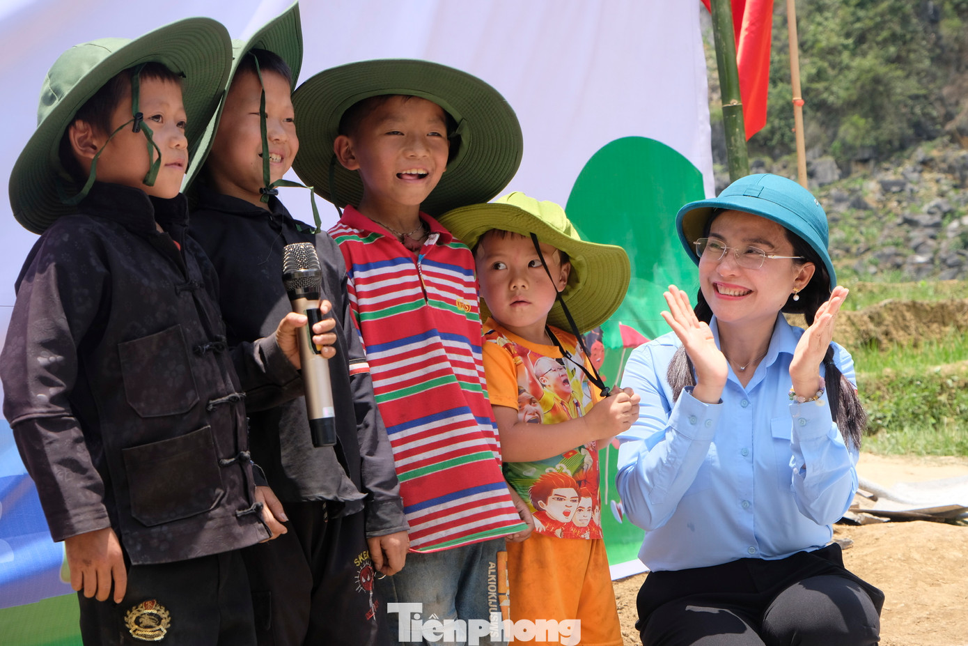 Chị Nguyễn Phạm Duy Trang cùng các em thiếu nhi đọc 5 điều Bác Hồ dạy tại lễ khởi công xây dựng ngôi nhà Khăn quàng đỏ. Ảnh: Châu Linh Chị Nguyễn Phạm Duy Trang cùng các em thiếu nhi đọc 5 điều Bác Hồ dạy tại lễ khởi công xây dựng ngôi nhà Khăn quàng đỏ. Ảnh: Châu Linh