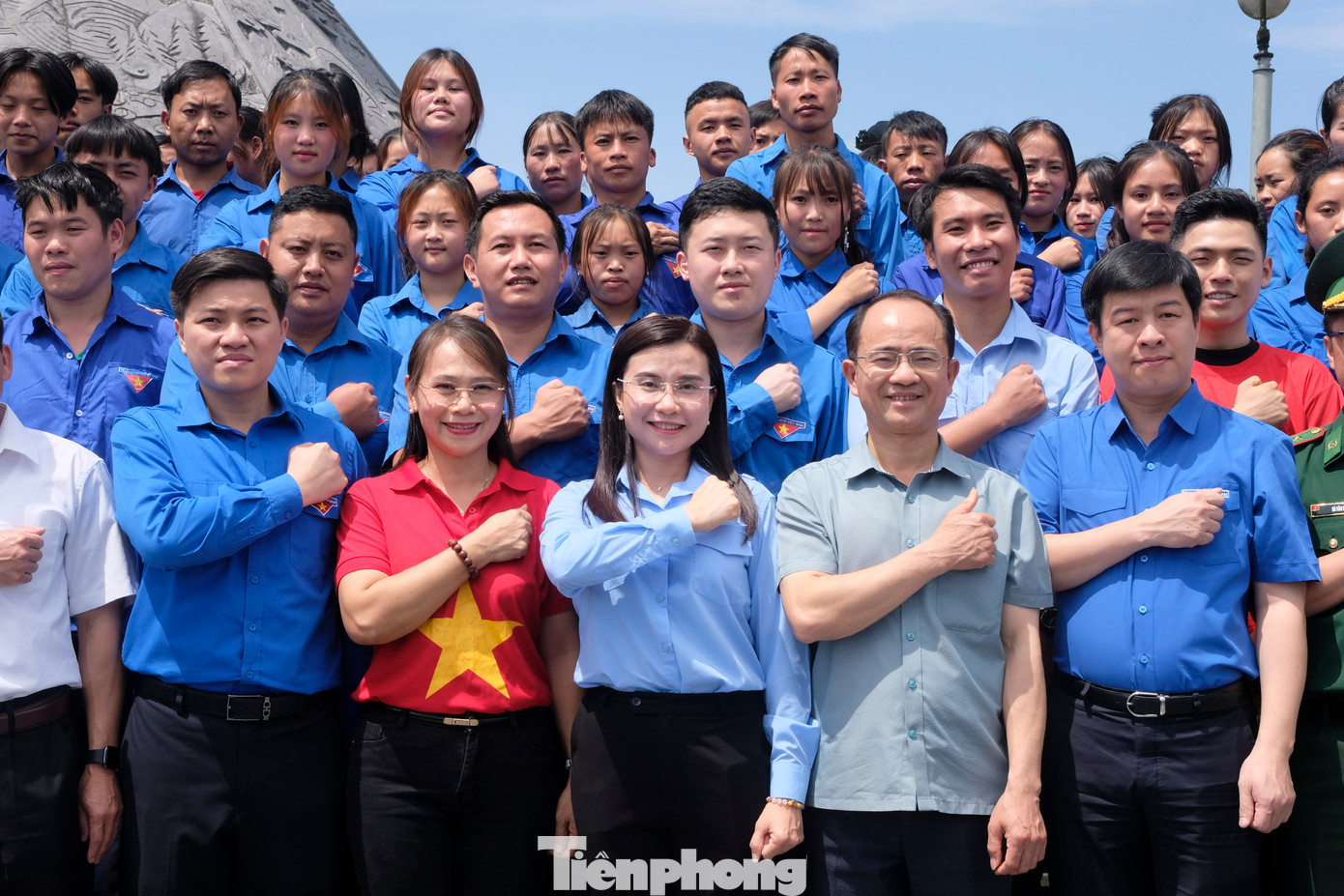 Chị Nguyễn Phạm Duy Trang, Bí thư T.Ư Đoàn, Chủ tịch Hội đồng Đội T.Ư chụp ảnh lưu niệm cùng đoàn công tác tại cột cờ quốc gia Lũng Cú. Ảnh: Châu Linh Chị Nguyễn Phạm Duy Trang, Bí thư T.Ư Đoàn, Chủ tịch Hội đồng Đội T.Ư chụp ảnh lưu niệm cùng đoàn công tác tại cột cờ quốc gia Lũng Cú. Ảnh: Châu Linh