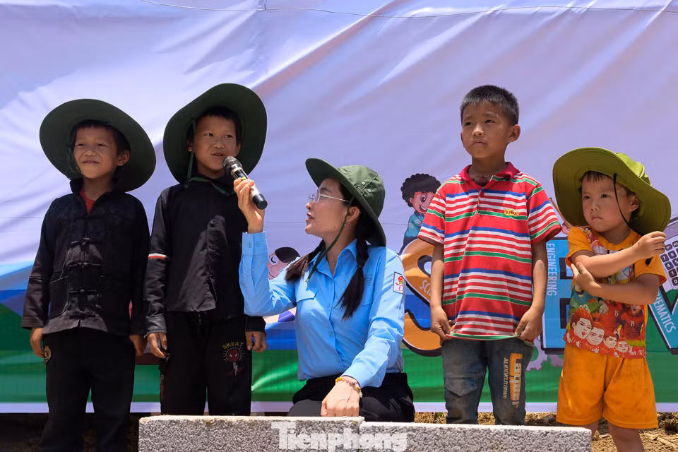 Chị Nguyễn Phạm Duy Trang cùng các em thiếu nhi đọc 5 điều Bác Hồ dạy tại lễ khởi công xây dựng ngôi nhà Khăn quàng đỏ. Ảnh: Châu Linh
