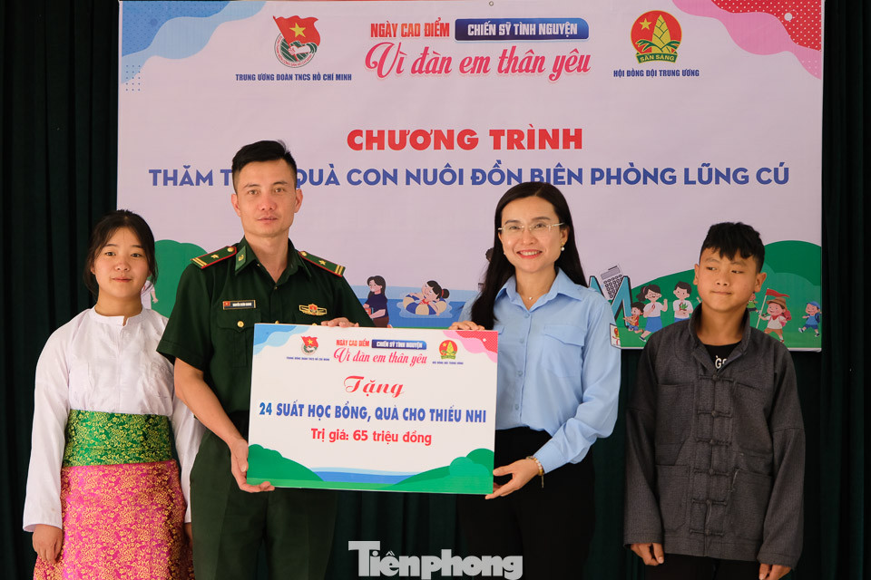 24 suất học bổng, quà cho thiếu nhi trị giá 65 triệu đồng đã được trao tặng cho các con nuôi của Đồn Biên phòng Lũng Cú. Ảnh: Châu Linh 24 suất học bổng, quà cho thiếu nhi trị giá 65 triệu đồng đã được trao tặng cho các con nuôi của Đồn Biên phòng Lũng Cú. Ảnh: Châu Linh