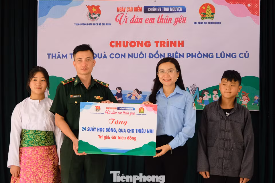 24 suất học bổng, quà cho thiếu nhi trị giá 65 triệu đồng đã được trao tặng cho các con nuôi của Đồn Biên phòng Lũng Cú. Ảnh: Châu Linh