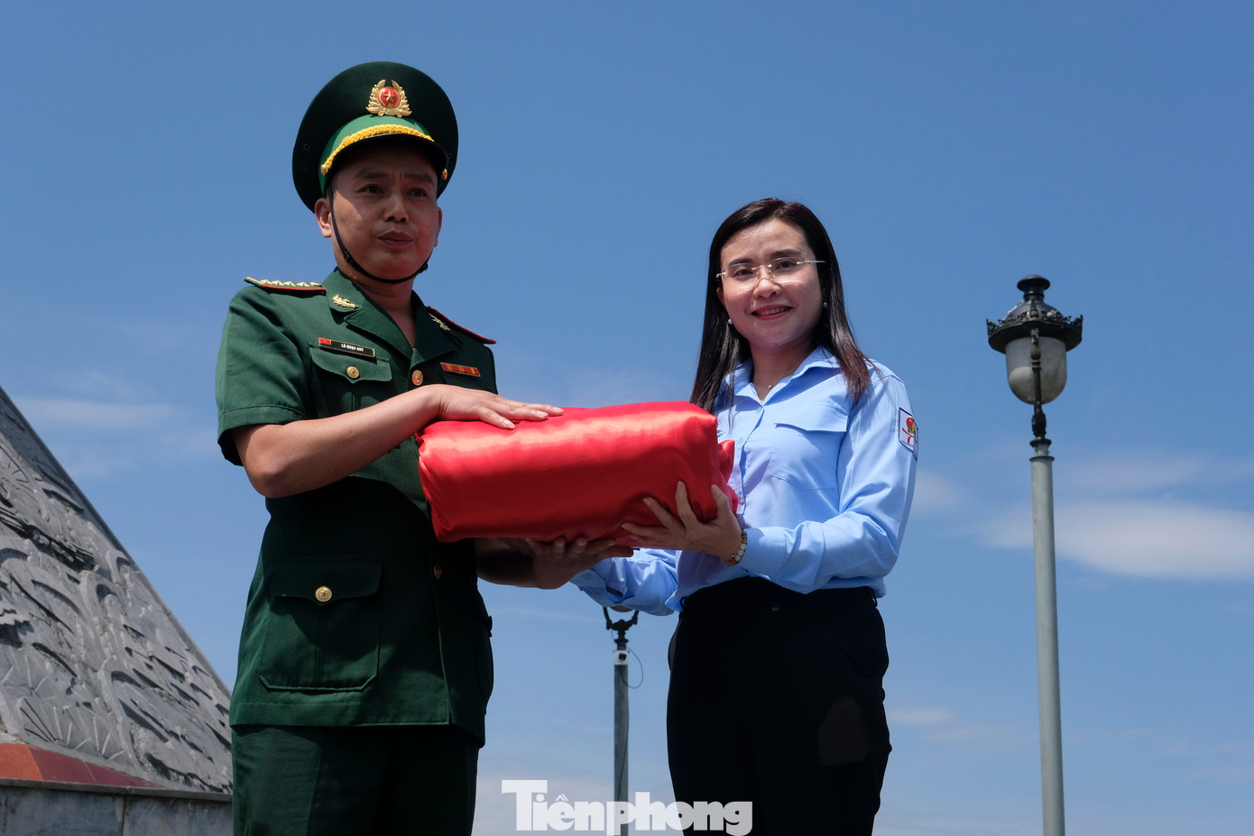 Anh Lò Ngọc Quý (đại diện Đồn Biên Phòng Lũng Cú, tỉnh Hà Giang) nhận cờ đỏ sao vàng do T.Ư Đoàn trao tặng. Ảnh: Châu Linh Anh Lò Ngọc Quý (đại diện Đồn Biên Phòng Lũng Cú, tỉnh Hà Giang) nhận cờ đỏ sao vàng do T.Ư Đoàn trao tặng. Ảnh: Châu Linh