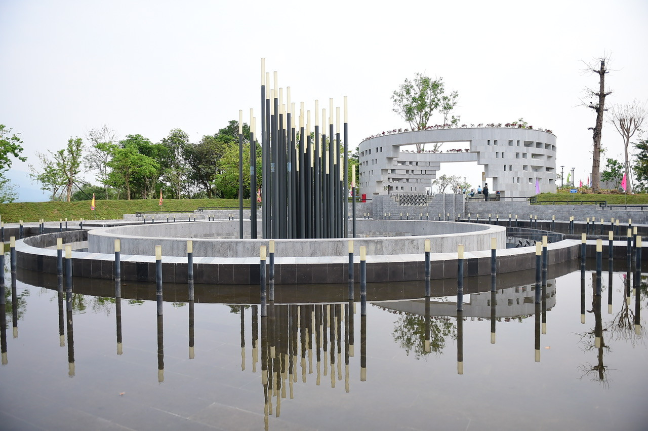 Kiến trúc độc đáo của Đền thờ liệt sĩ tại Chiến trường Điện Biên Phủ được thiết kế dựa trên sự kế thừa của kiến trúc truyền thống, được chia thành 3 không gian chính: Không gian dẫn nhập, không gian tưởng niệm và không gian tâm linh (đền thờ chính). Trong ảnh là không gian tưởng niệm gồm sân tĩnh tâm và hồ tưởng niệm được tạo hình bởi các vòng tròn đồng tâm. Đặc biệt, hồ tưởng niệm hình bán nguyệt tượng trưng cho con mắt của người chiến sĩ khi ngã xuống. Ảnh: Xuân Tùng