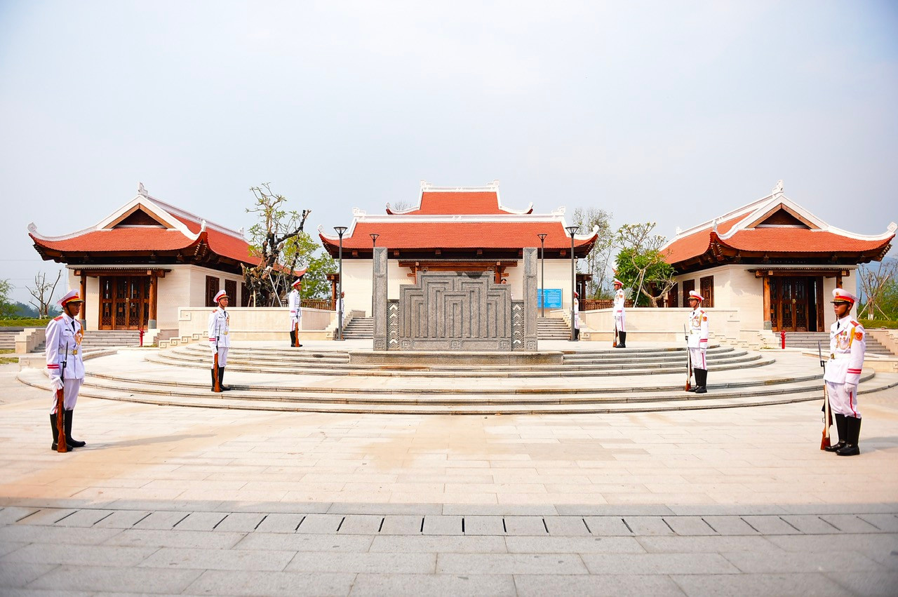 Đền thờ liệt sĩ tại Chiến trường Điện Biên Phủ là nơi sinh hoạt văn hóa tinh thần của nhân dân, là không gian kết nối liên hoàn giữa các khu tưởng niệm và di tích xung quanh, mang lại trải nghiệm thiêng liêng và sâu sắc cho những người đặt chân tới. Ảnh: Xuân Tùng