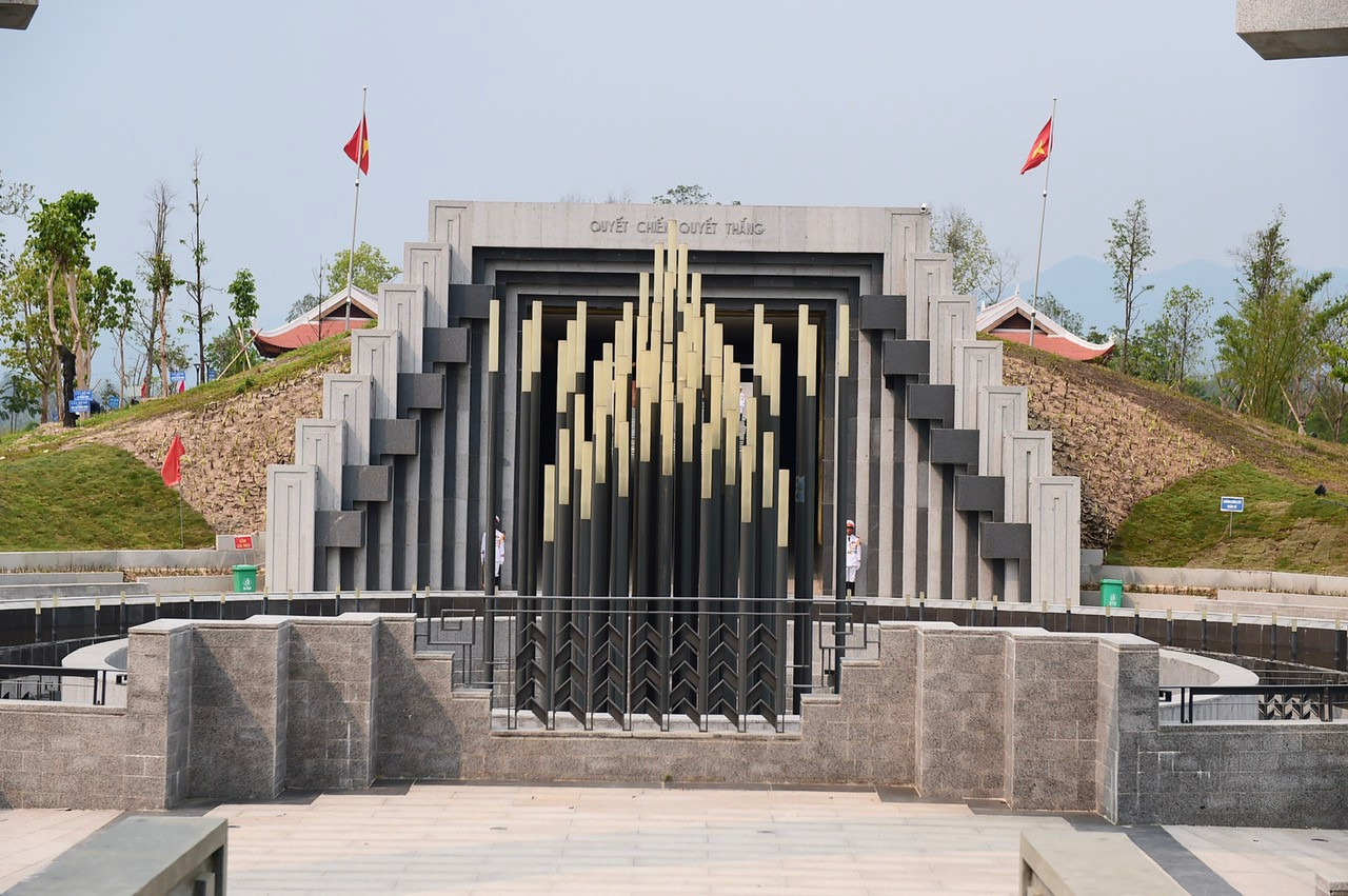 Đền thờ liệt sĩ tại Chiến trường Điện Biên Phủ là nơi sinh hoạt văn hóa tinh thần của nhân dân, là không gian kết nối liên hoàn giữa các khu tưởng niệm và di tích xung quanh, mang lại trải nghiệm thiêng liêng và sâu sắc cho những người đặt chân tới. Ảnh: Xuân Tùng