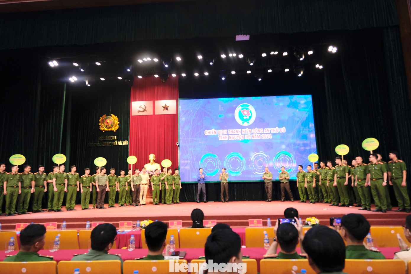 Đoàn Thanh niên Công an Thành phố ra mắt 8 đội hình thanh niên Công an tình nguyện. Ảnh: Châu Linh Đoàn Thanh niên Công an Thành phố ra mắt 8 đội hình thanh niên Công an tình nguyện. Ảnh: Châu Linh