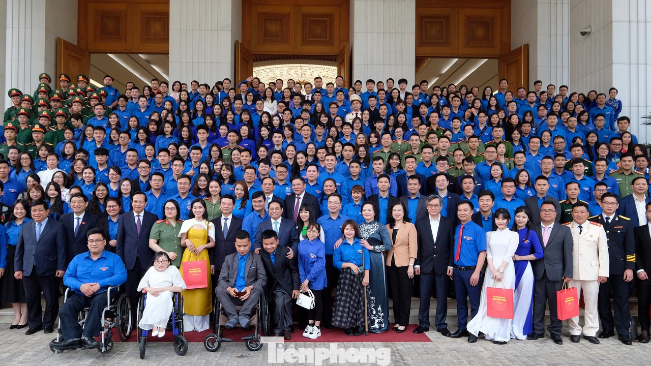 Đối thoại là dịp để Chính phủ, Thủ tướng Chính phủ cùng các bộ, ngành nắm bắt tình hình, lắng nghe kiến nghị, đề xuất, nguyện vọng của thanh niên, từ đó kịp thời chỉ đạo giải quyết, tháo gỡ những tồn tại, hạn chế, những khó khăn, vướng mắc liên quan đến quyền và lợi ích hợp pháp của thanh niên trong quá trình xây dựng, triển khai thực hiện chính sách, pháp luật của Nhà nước đối với thanh niên trong giai đoạn hiện nay. Đối thoại là dịp để Chính phủ, Thủ tướng Chính phủ cùng các bộ, ngành nắm bắt tình hình, lắng nghe kiến nghị, đề xuất, nguyện vọng của thanh niên, từ đó kịp thời chỉ đạo giải quyết, tháo gỡ những tồn tại, hạn chế, những khó khăn, vướng mắc liên quan đến quyền và lợi ích hợp pháp của thanh niên trong quá trình xây dựng, triển khai thực hiện chính sách, pháp luật của Nhà nước đối với thanh niên trong giai đoạn hiện nay.