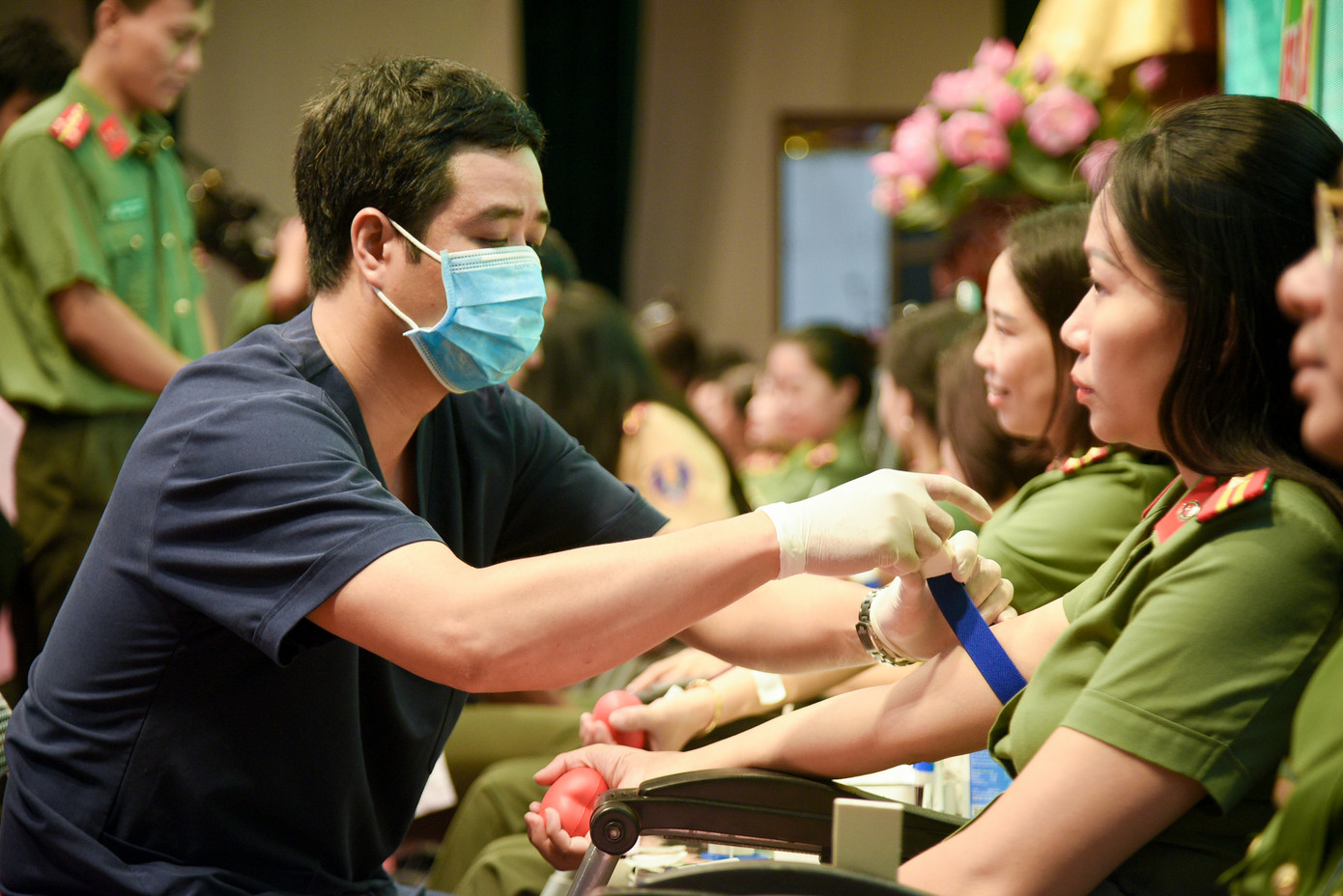 Đông đảo cán bộ, chiến sĩ công an tham gia ngày hội hiến máu.